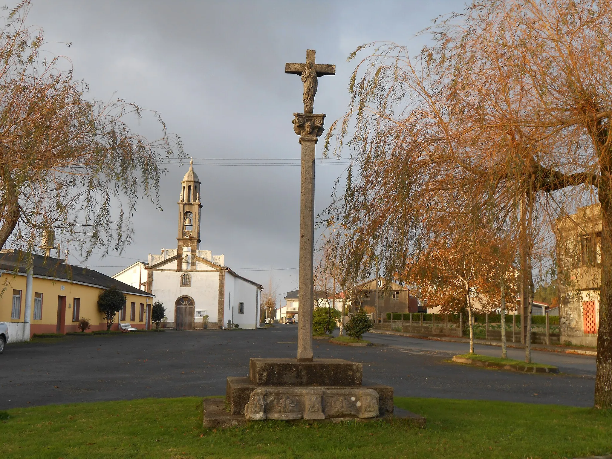 Photo showing: Cruceiro e igrexa parroquial de San Salvador de Padreiro no concello coruñés de Santa Comba