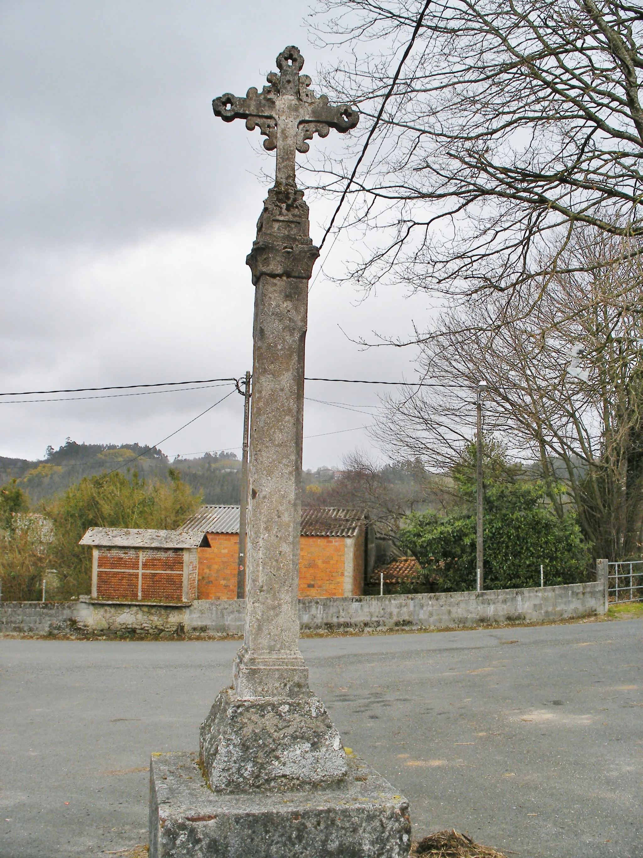 Photo showing: Cruceiro preto da igrexa parroquial de Maceda no concello coruñés de Melide