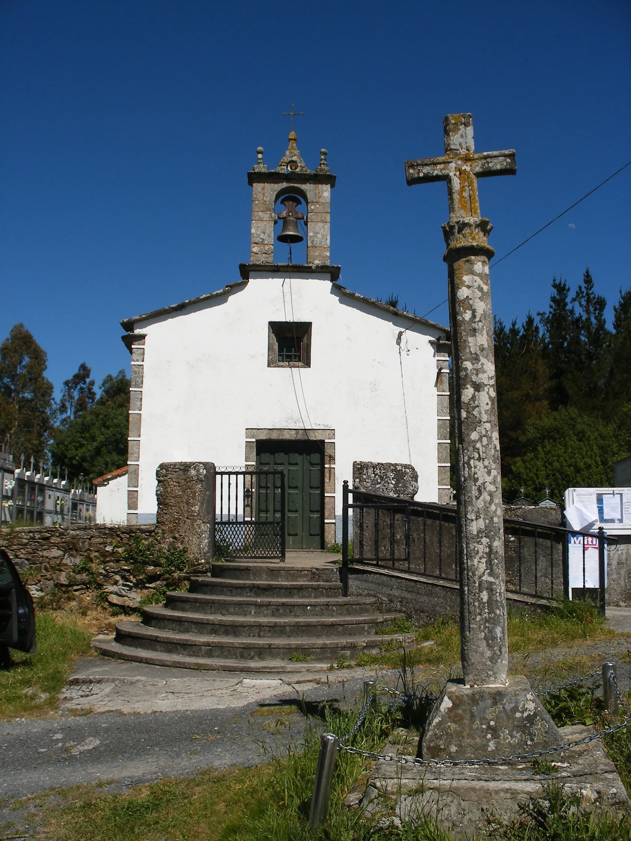 Photo showing: Cruceiro e igrexa parroquial de San Martiño de Gondollín no concello coruñés de Melide