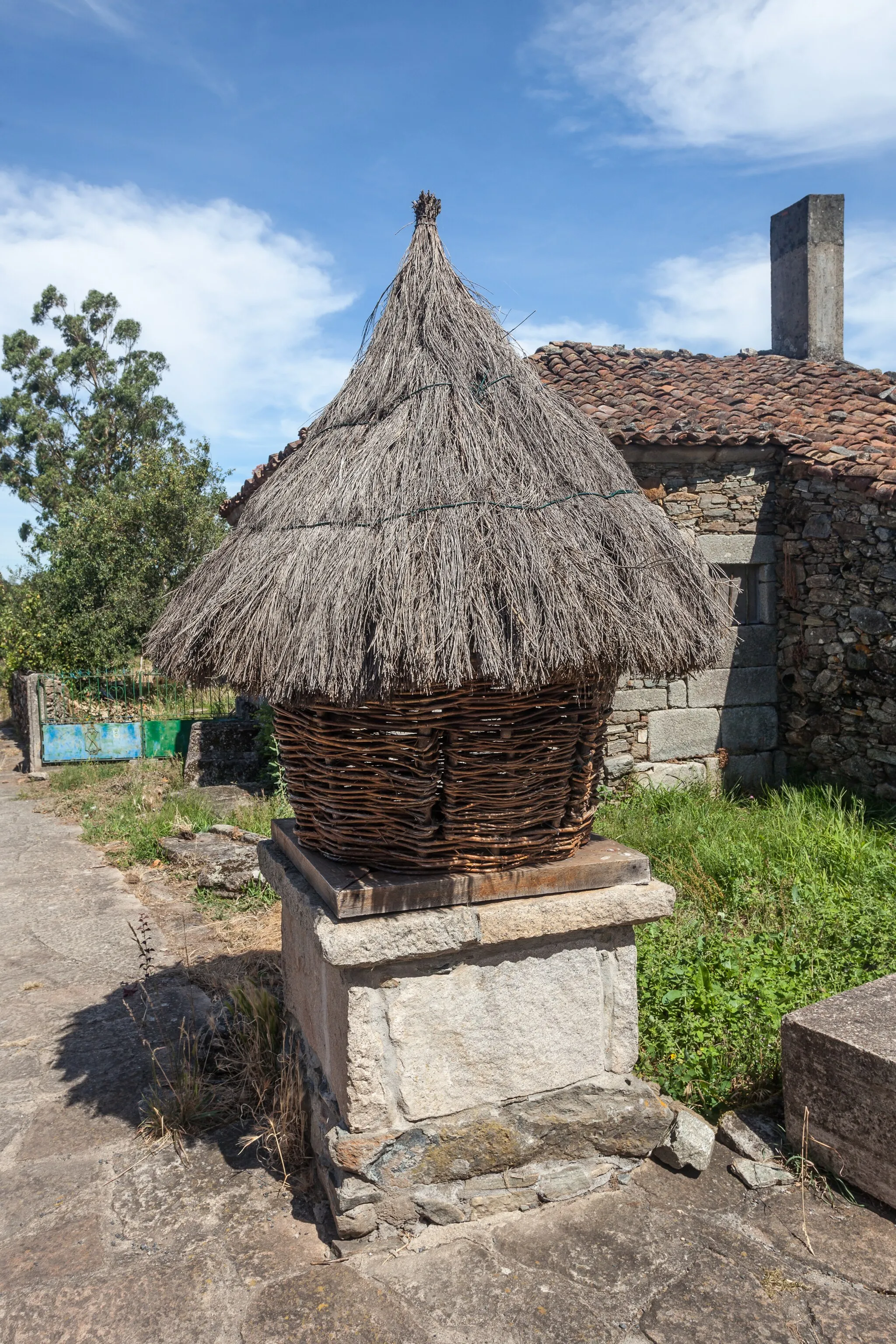 Photo showing: Straw granary, O Leboreiro, Melide, Galicia (Spain).