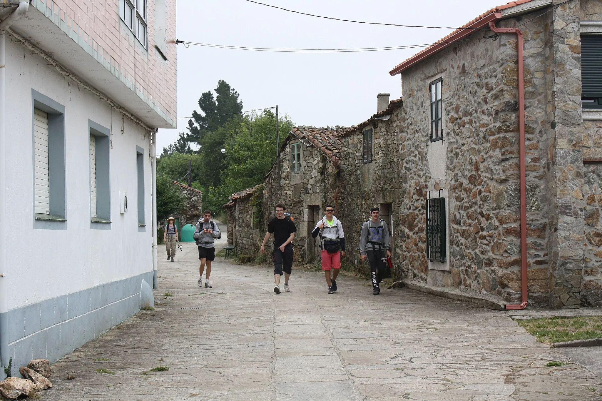 Photo showing: Grupo de peregrinos atravesando O Leboreiro (no concello de Melide, A Coruña)
