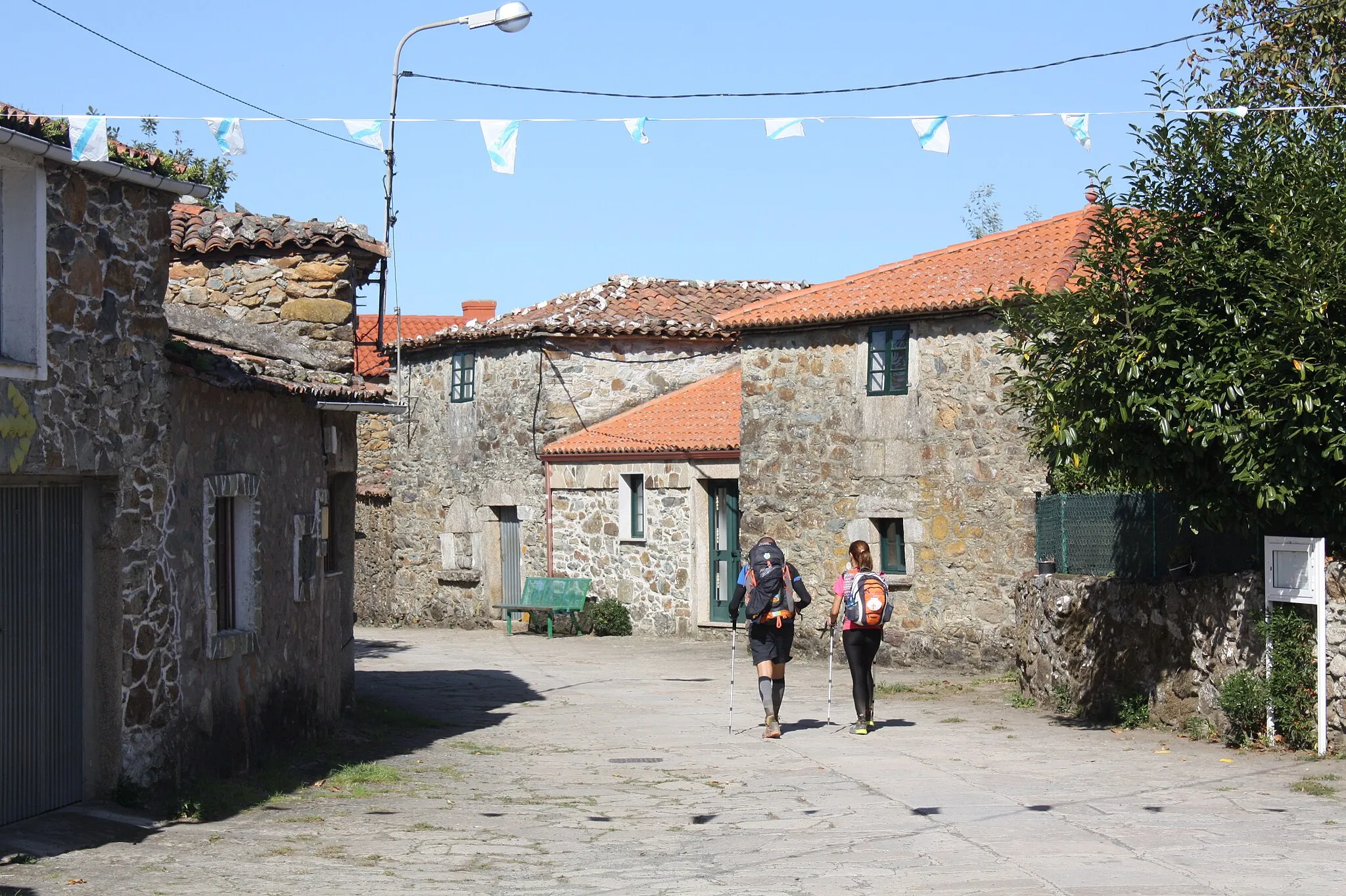 Photo showing: Dúas peregrinas atravesando O Leboreiro (no concello de Melide, A Coruña)