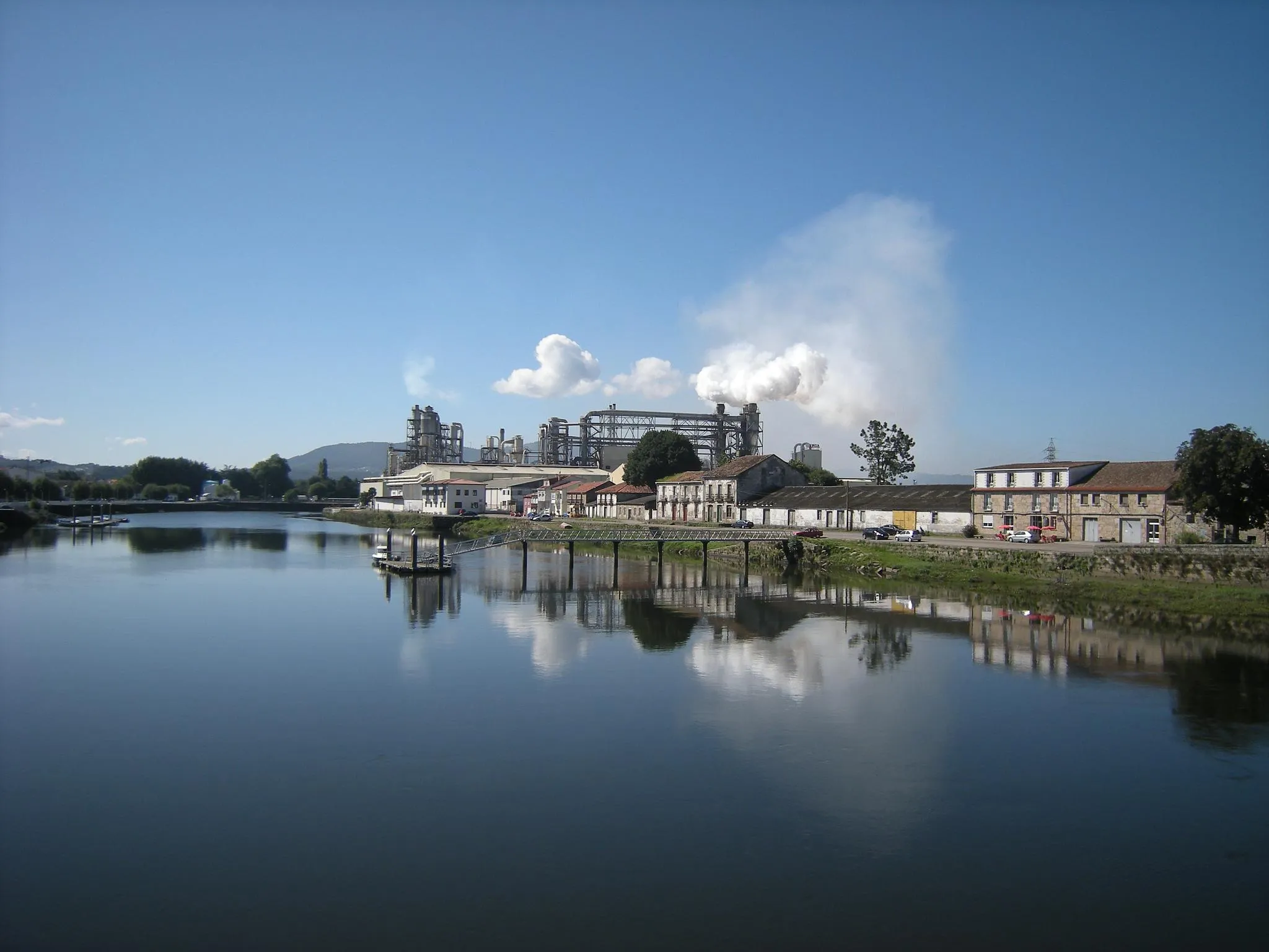 Photo showing: Rio Ulla a su paso por Pontecesures con la fabrica de Nestle al fondo.