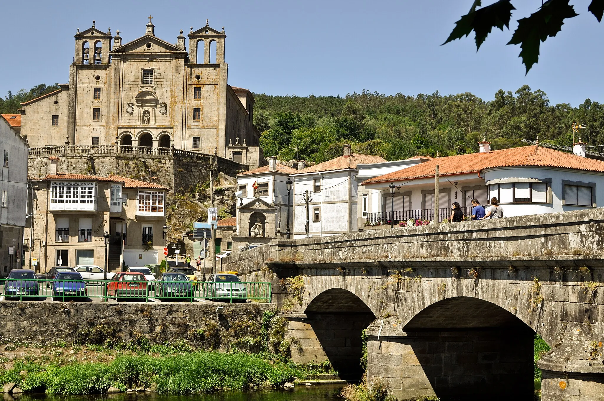 Photo showing: Iglesia y Puente de Padrón