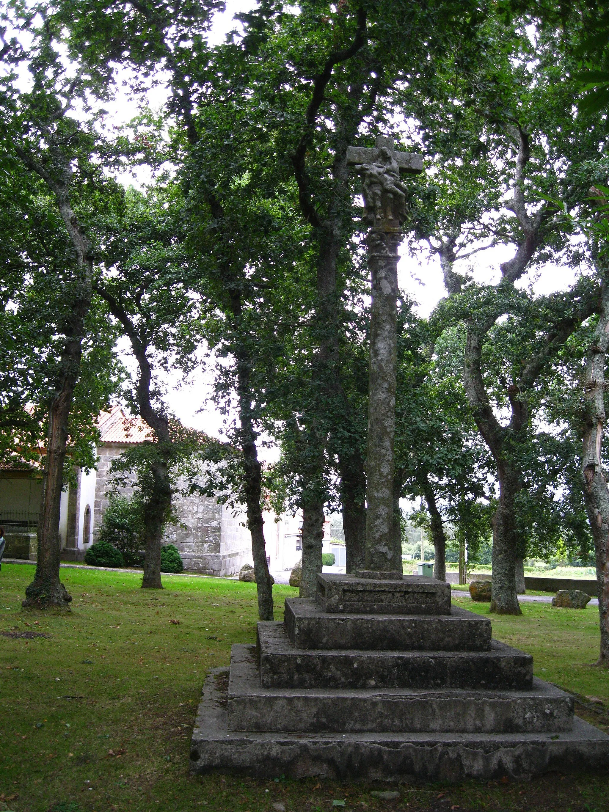 Photo showing: Wayside cross (cruceiro) at the atrium of the church of Santa Margarita de Montemaior, in Laracha, Galicia, Spain.