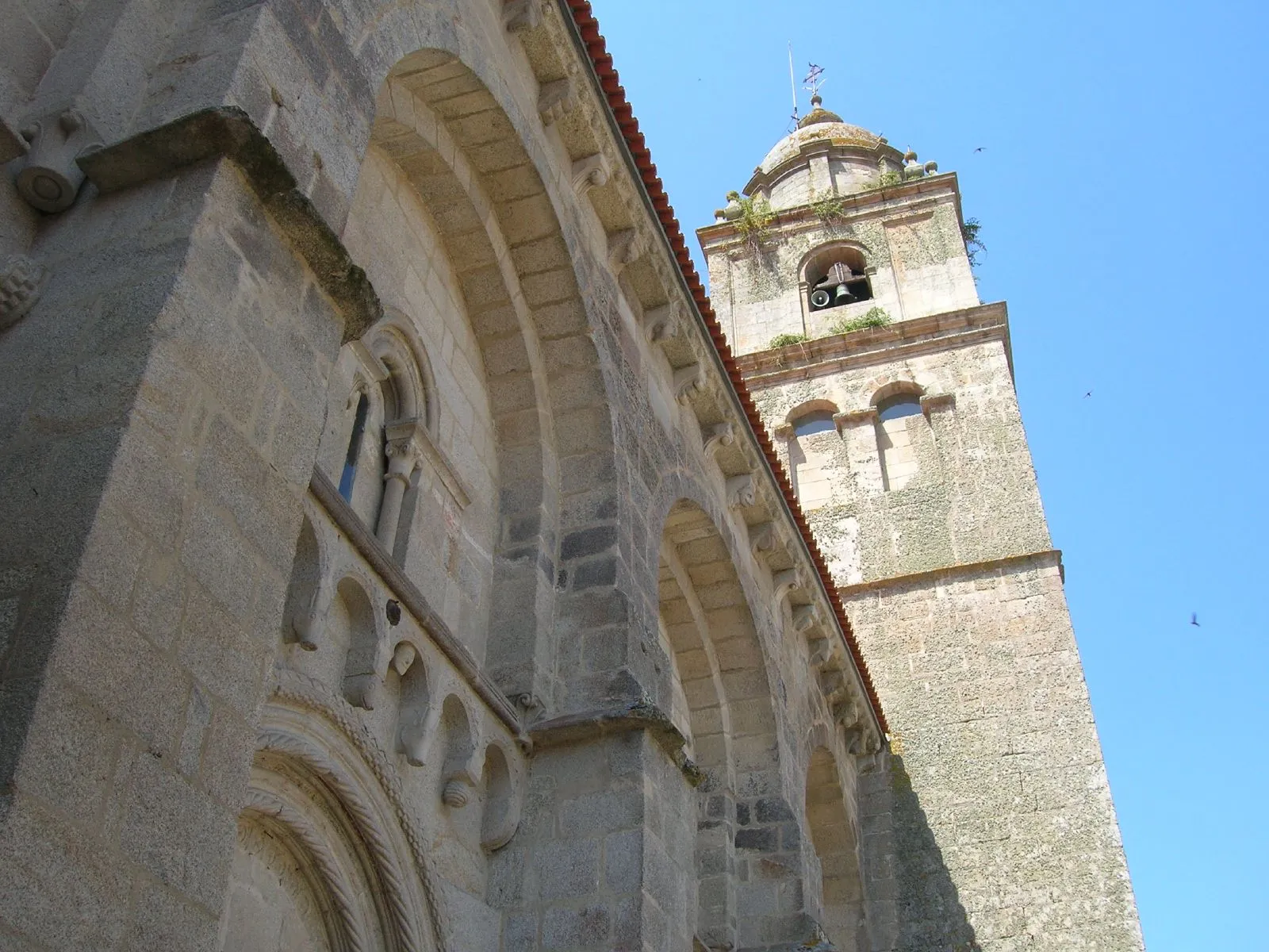 Photo showing: Fachada norte de la iglesia y la torre de las campanas.