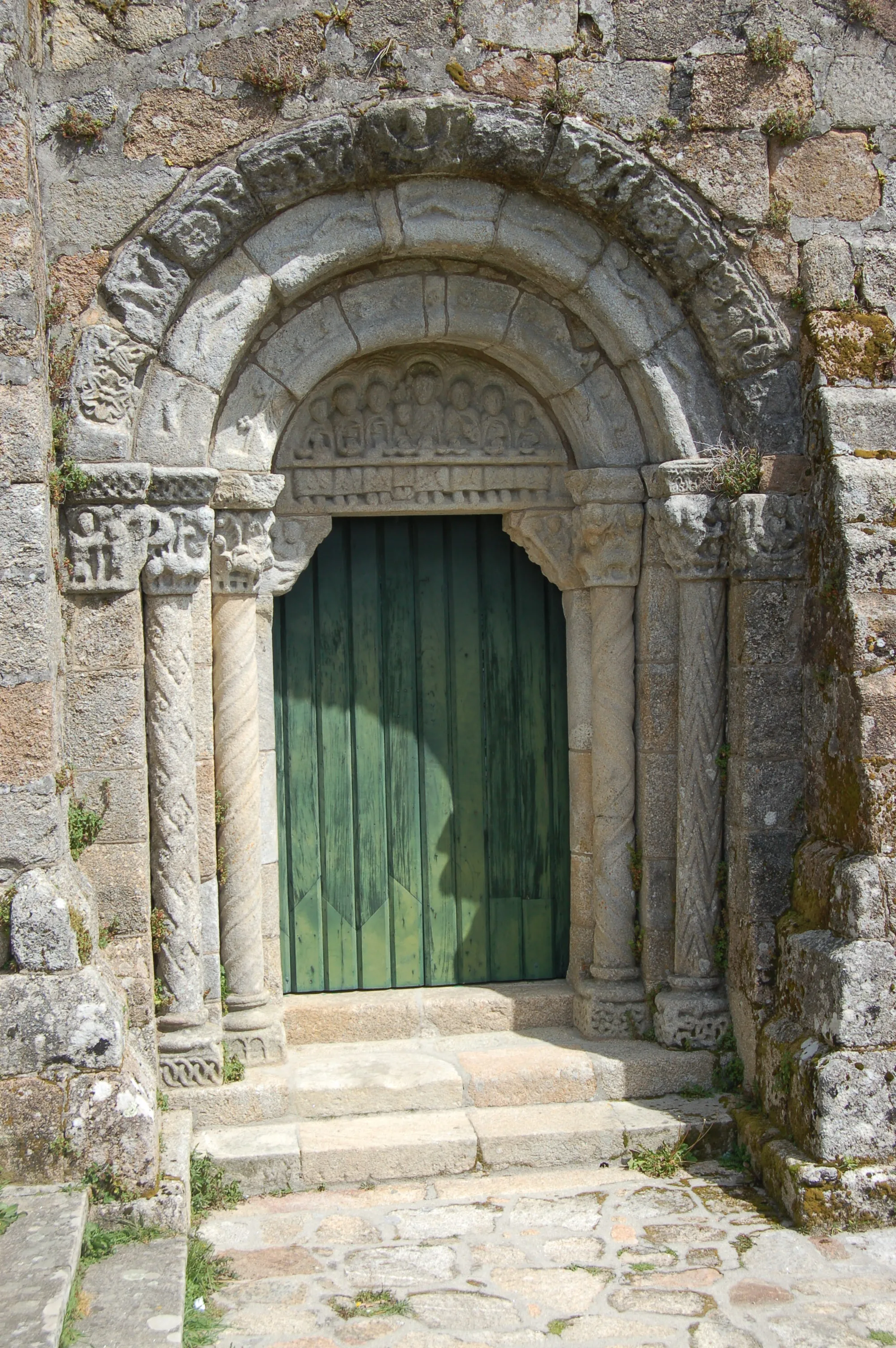 Photo showing: Porta lateral da igrexa de San Xulián de Moraime, en Moraime (Muxía).