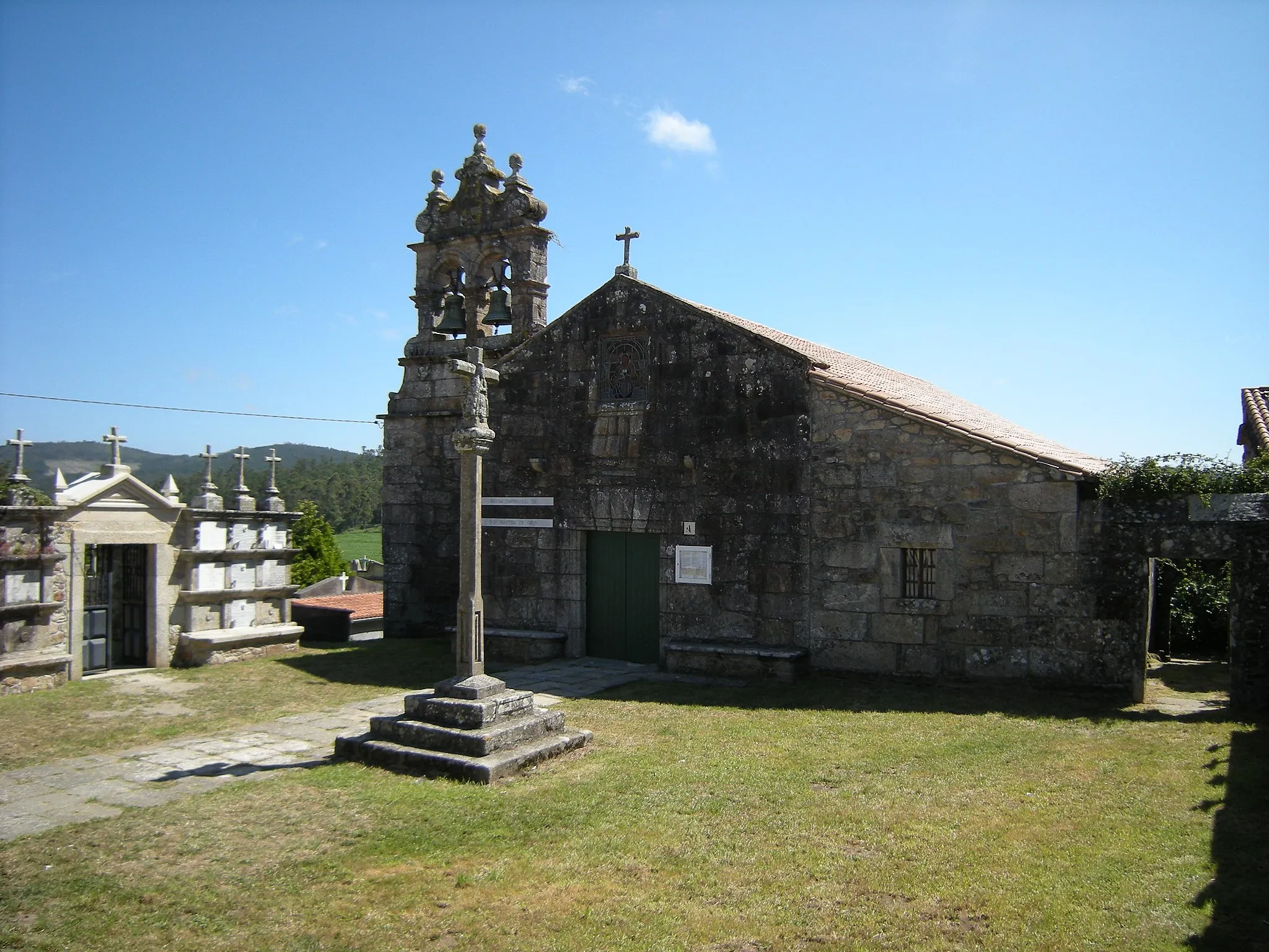 Photo showing: Iglesia construida en el siglo XII y reformada varios siglos después, que perteneció al desaparecido monasterio de Santa María de Ozón.