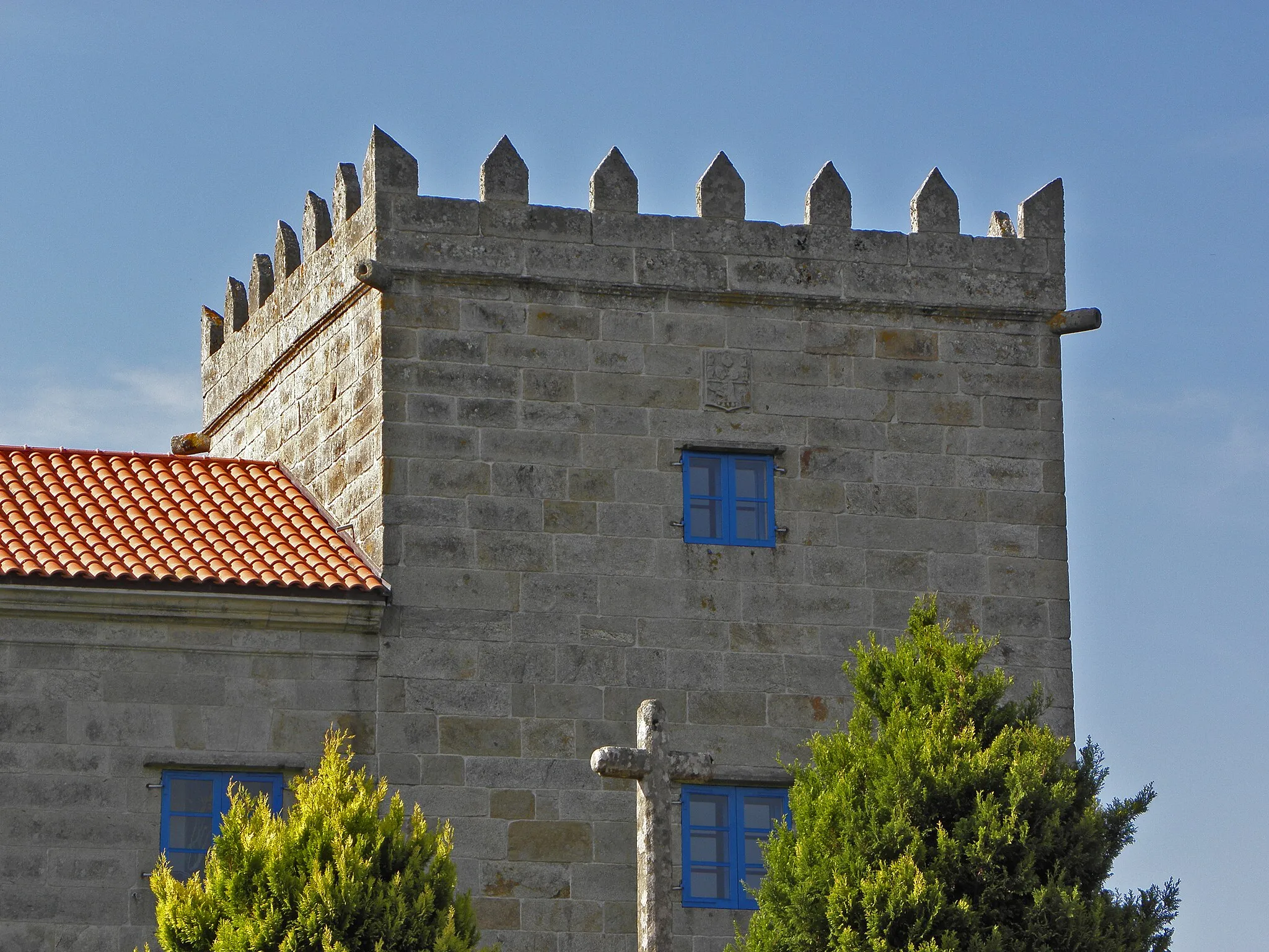 Photo showing: Torres de Cereixo. Propiedade privada non visitable. Encravado sobre a Ría domina o núcleo urbano de Cereixo. Está sobre unha pequena península con ponte de acceso. De aspecto militar, dúas torres ameadas con corpo central uníndoas; os muros de cadeirado. Na fachada principal escudo blasonado. Forma un conxunto de grandes dimensións.(turgalicia)