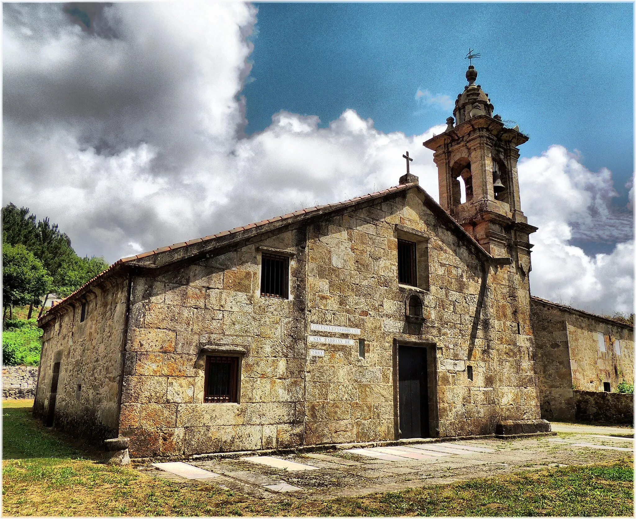 Photo showing: Parroquia de contrastes na que atopamos lugares de alto interese como a Praia de Estorde, con bandeira azul e cámping, ou a Igrexa de San Adrián, con área recreativa e conxunto de muíños de auga. A igrexa é románica, do século XII con planta de cruz latina. Nas súas proximidades atópase un conxunto de sete muíños de auga restaurados en parte nos últimos anos, nun entorno de gran beleza e acondicionado para o descanso

Diante da Igrexa atopase o Canastro de Caamaño un horreo de 26 pes.