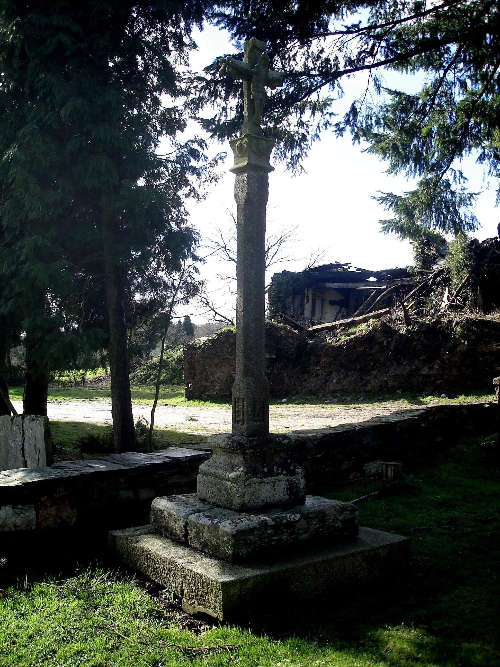 Photo showing: Cruceiro do adro da igrexa da parroquia de Momán, no concello de Xermade.