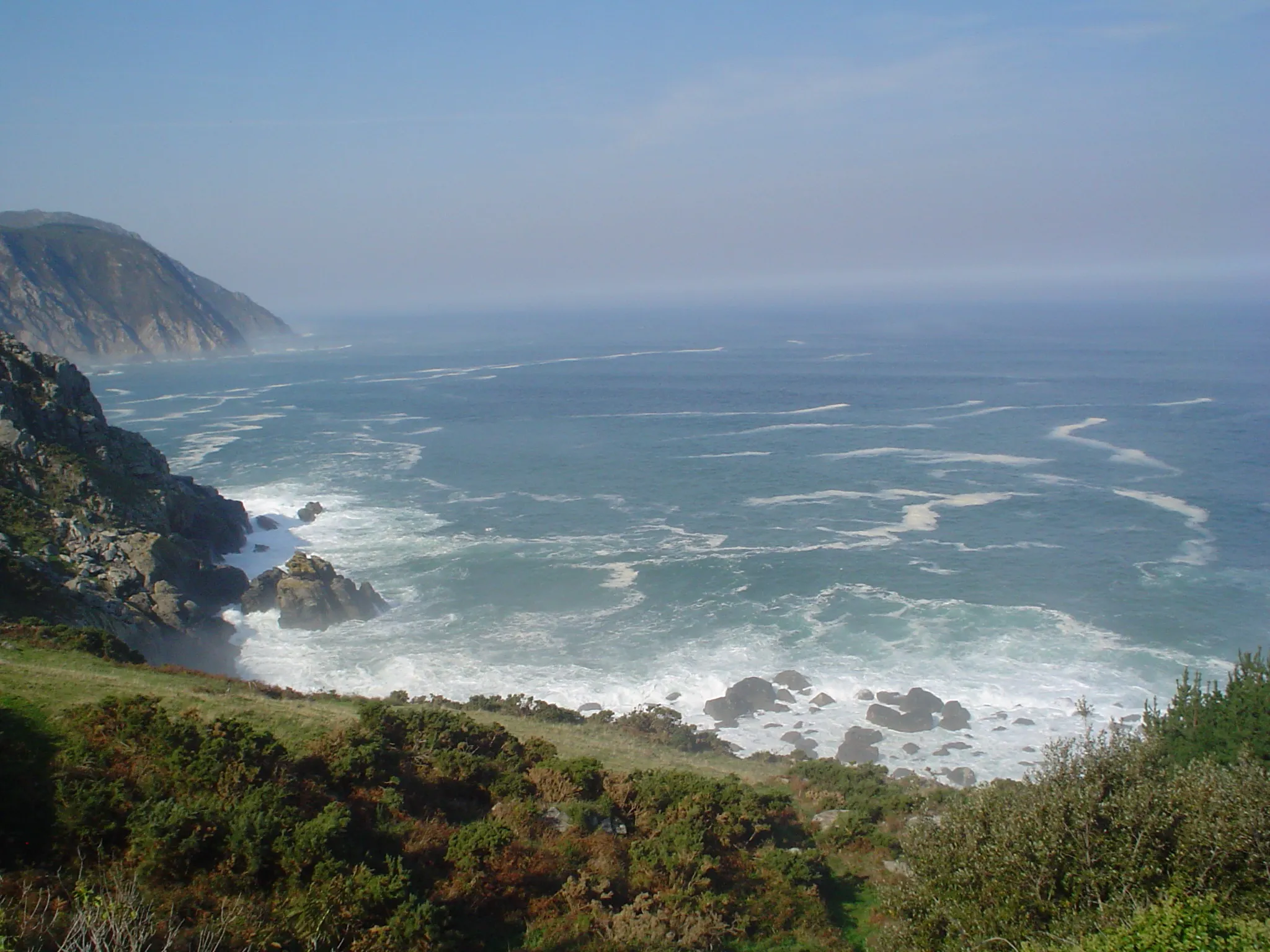 Photo showing: The cliffs seen from San Andrés de Teixido, Galicia, Spain