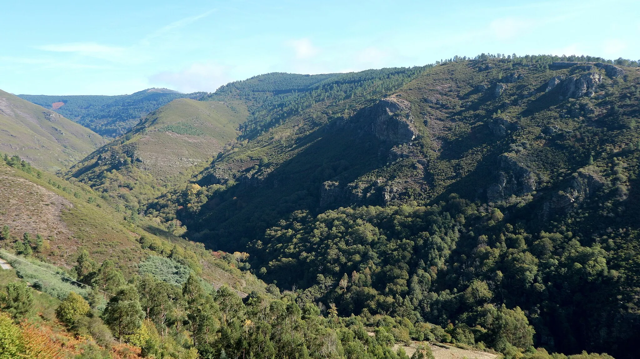 Photo showing: Geological fold of Campodola-Leixazós, Quiroga (Lugo). Declared an spanish Natural Monument and Geosite, and an UNESCO Global Geopark.