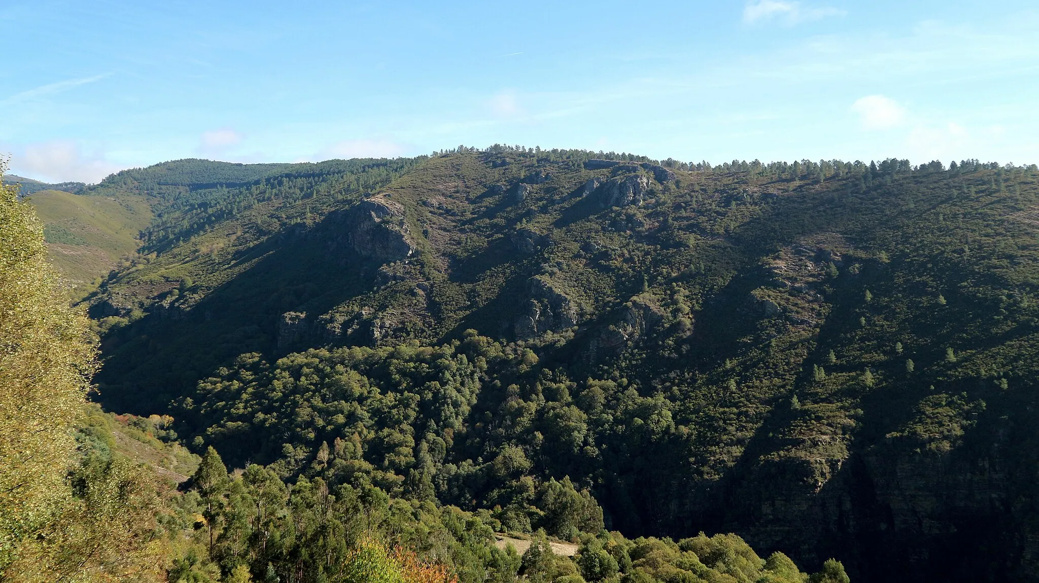 Photo showing: Geological fold of Campodola-Leixazós, Quiroga (Lugo). Declared an spanish Natural Monument and Geosite, and an UNESCO Global Geopark.