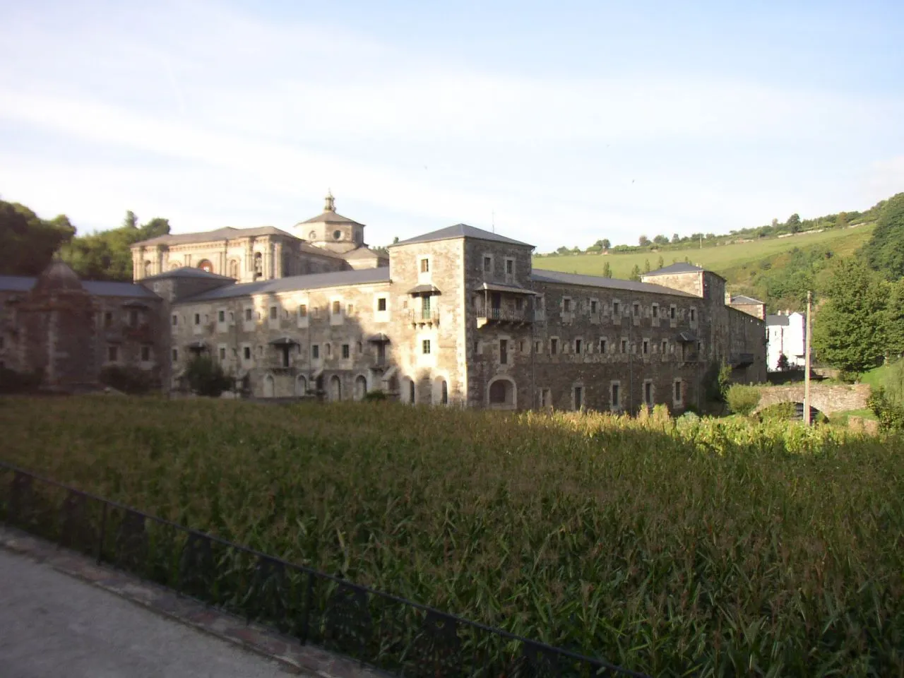 Photo showing: Vista general de este monasterio benedictino.