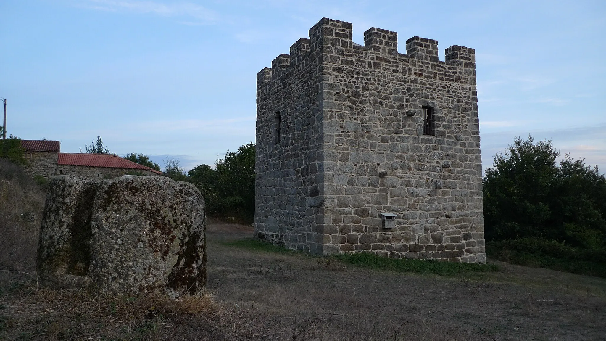 Photo showing: Vista lateral da Torre da Candaira - O Saviñao (Lugo)