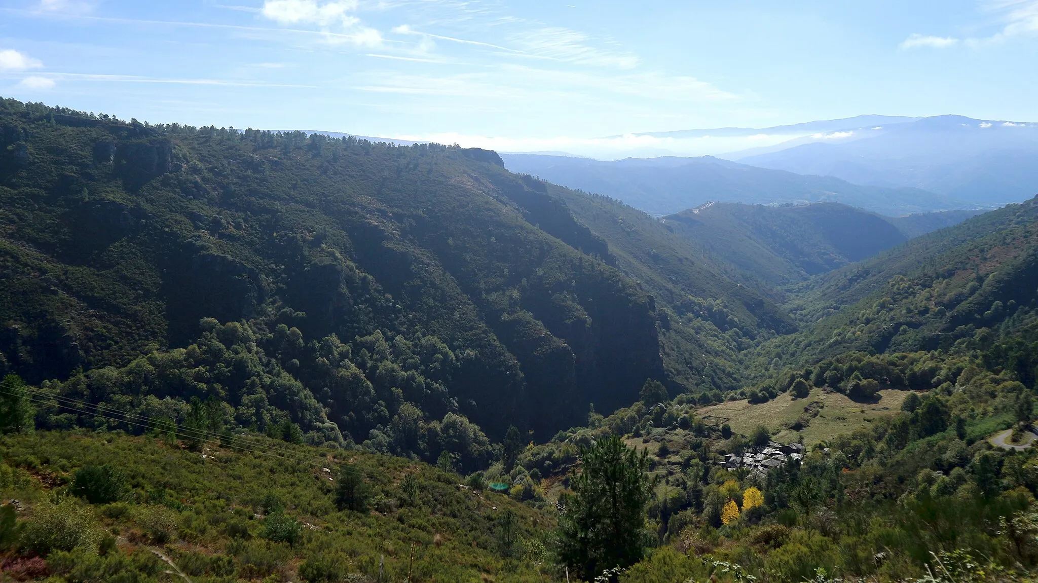 Photo showing: Geological fold of Campodola-Leixazós, Quiroga (Lugo). Declared an spanish Natural Monument and Geosite, and an UNESCO Global Geopark.