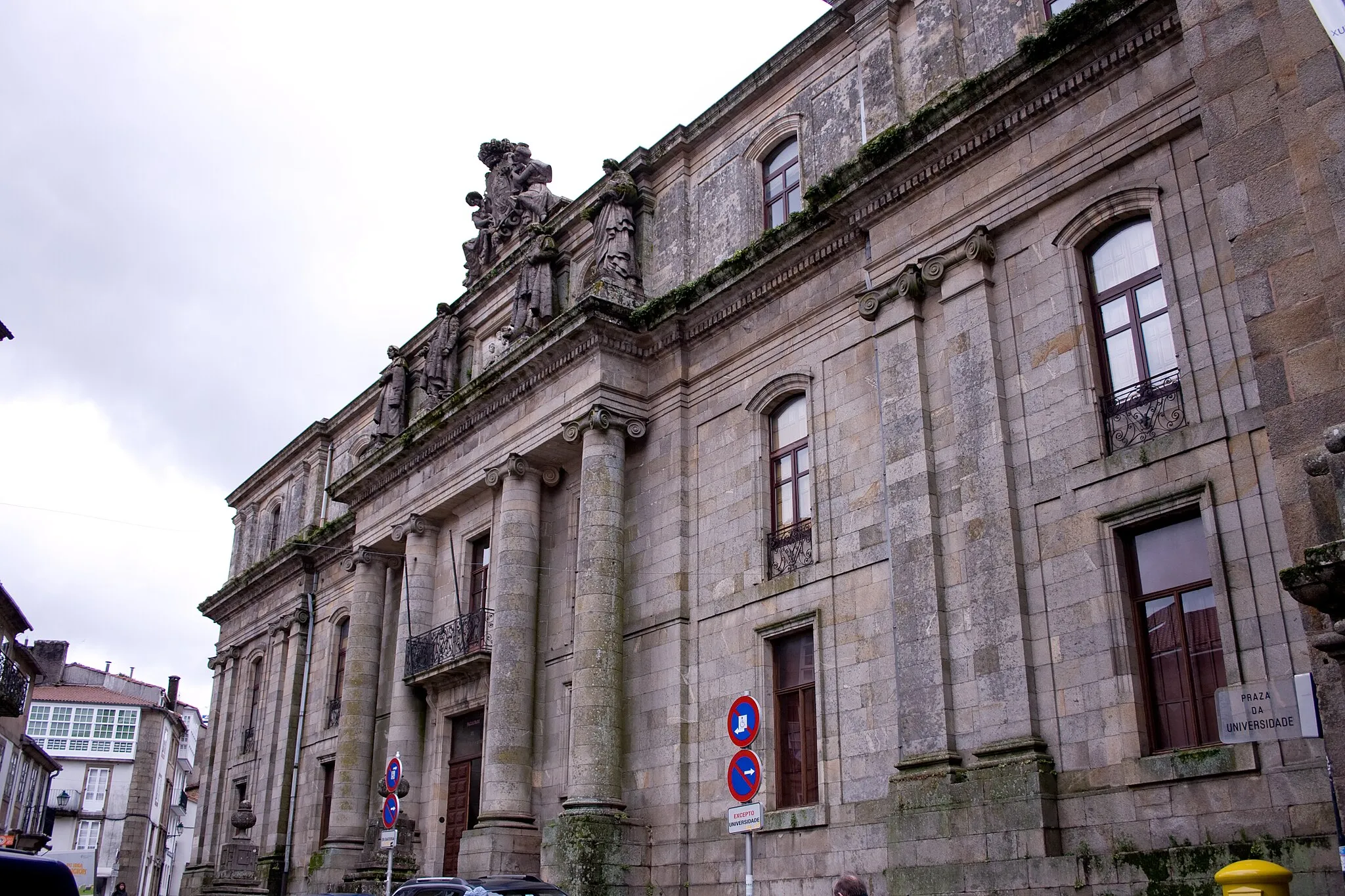 Photo showing: View of the facade of Santiago de Compostela Faculty of History.