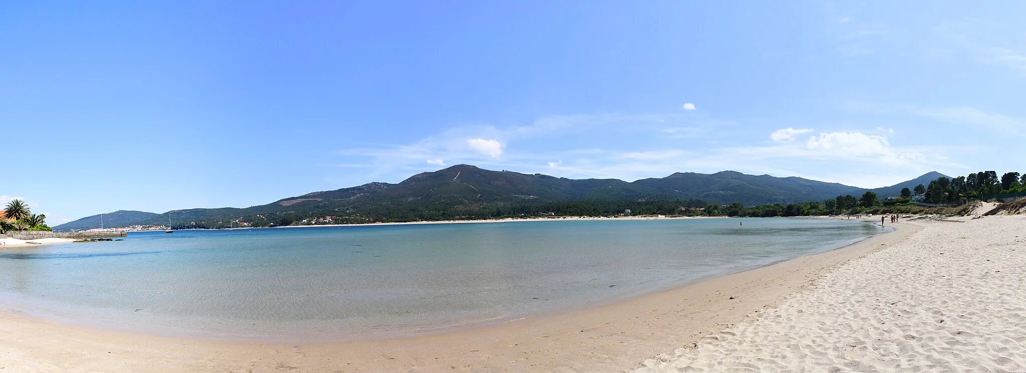 Photo showing: Aguieira beach, with Mount Iroite in the background at Porto do Son, Galicia, Spain.