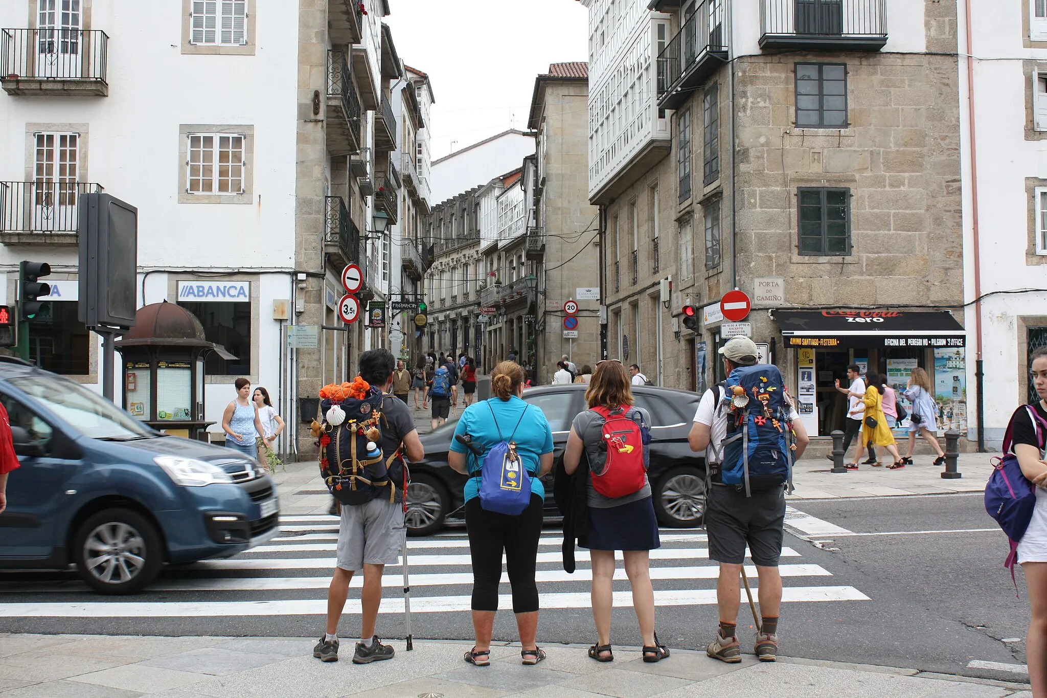 Photo showing: Cuatro peregrinos a punto de cruzar a Porta do Camiño, entrada no Santiago medieval do Camiño Francés