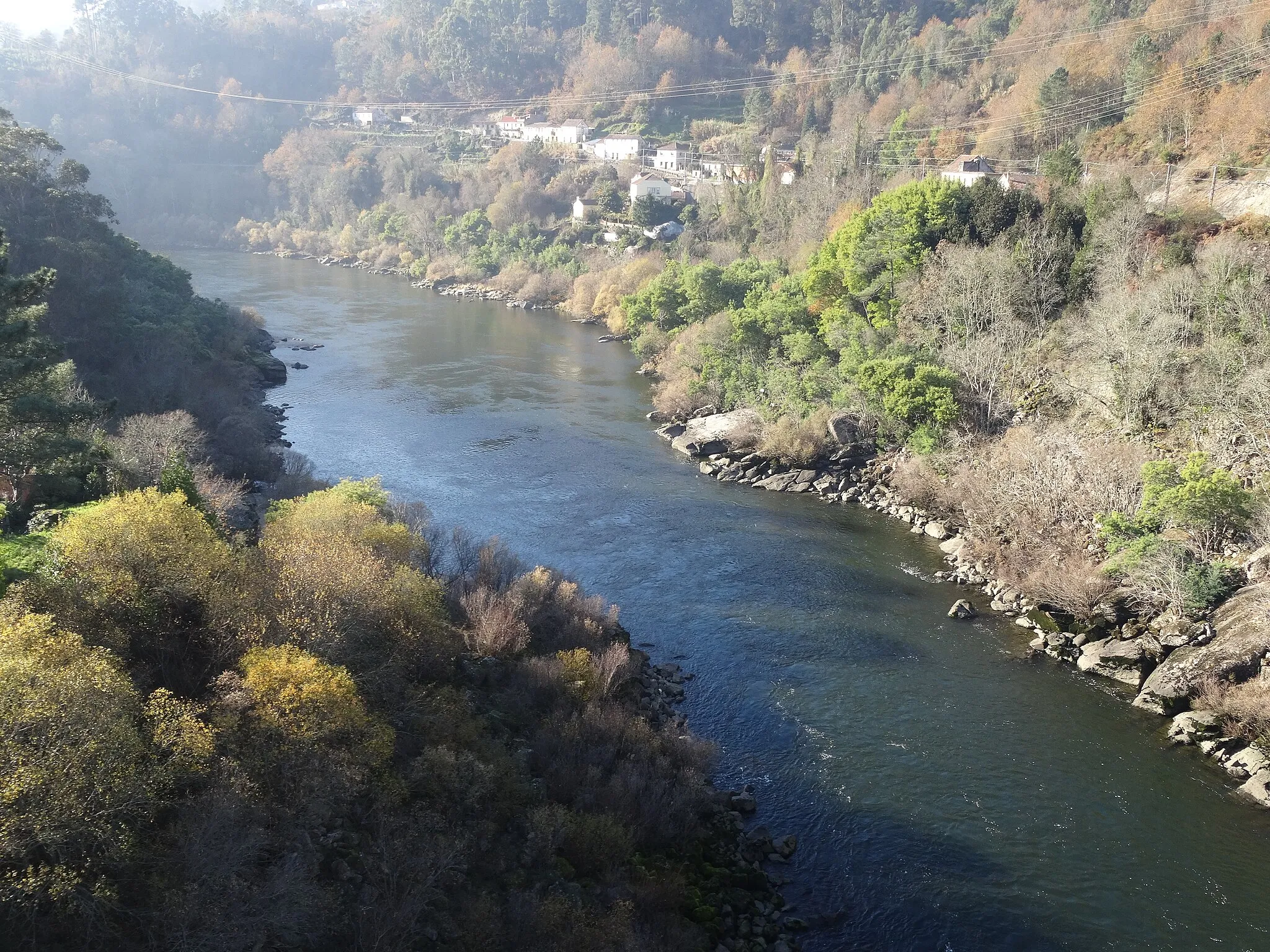 Photo showing: Vista do río Frieira ó lado das comportas do seu encoro. Vista da Frieira, Quintela, Crecente.