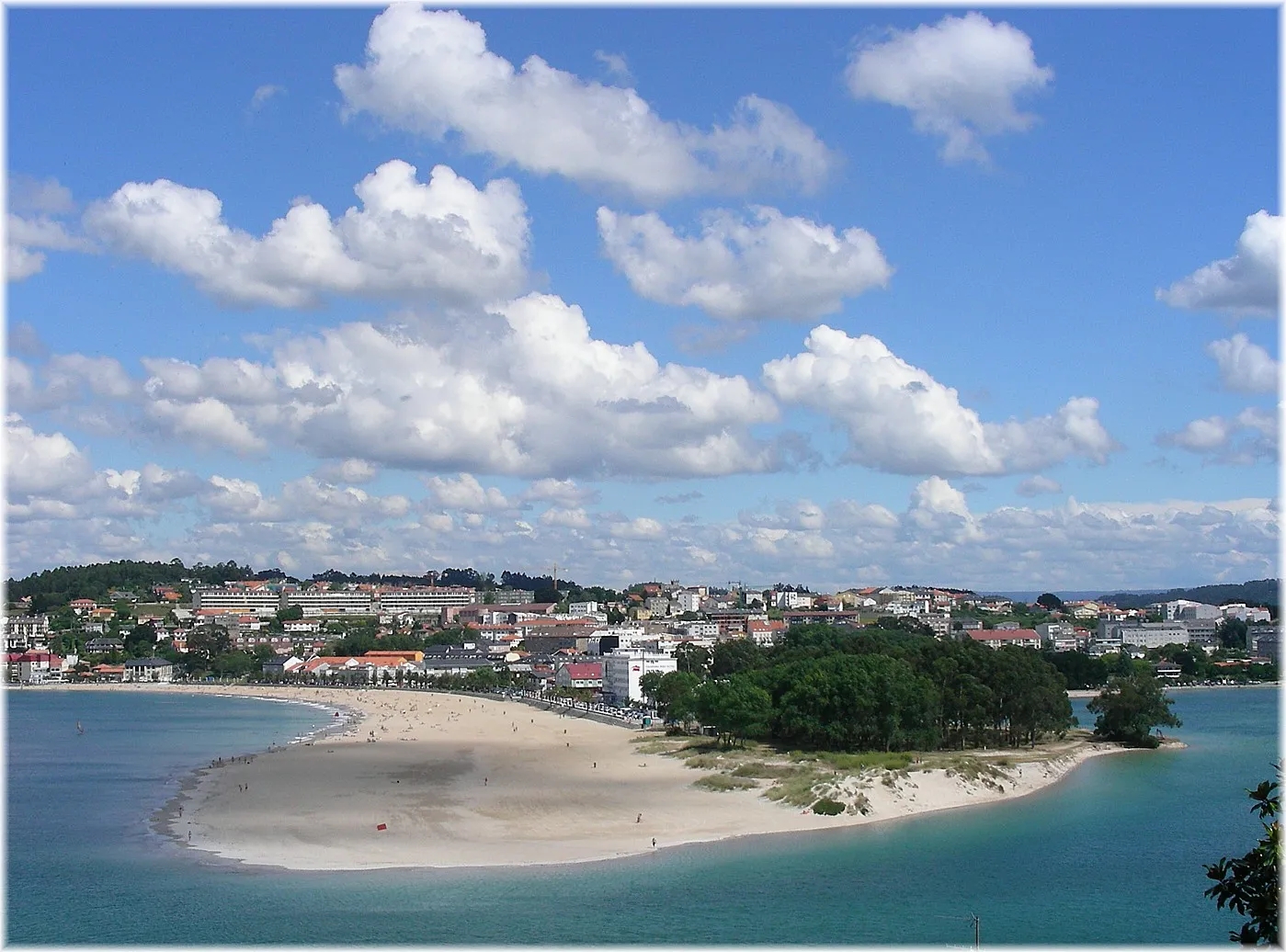 Photo showing: Praia Santa Cristina na Ría do Burgo. A primeira parte é do Concello de Oleiros e a outra metade que se mete na ría pertence ó concello da Coruña.