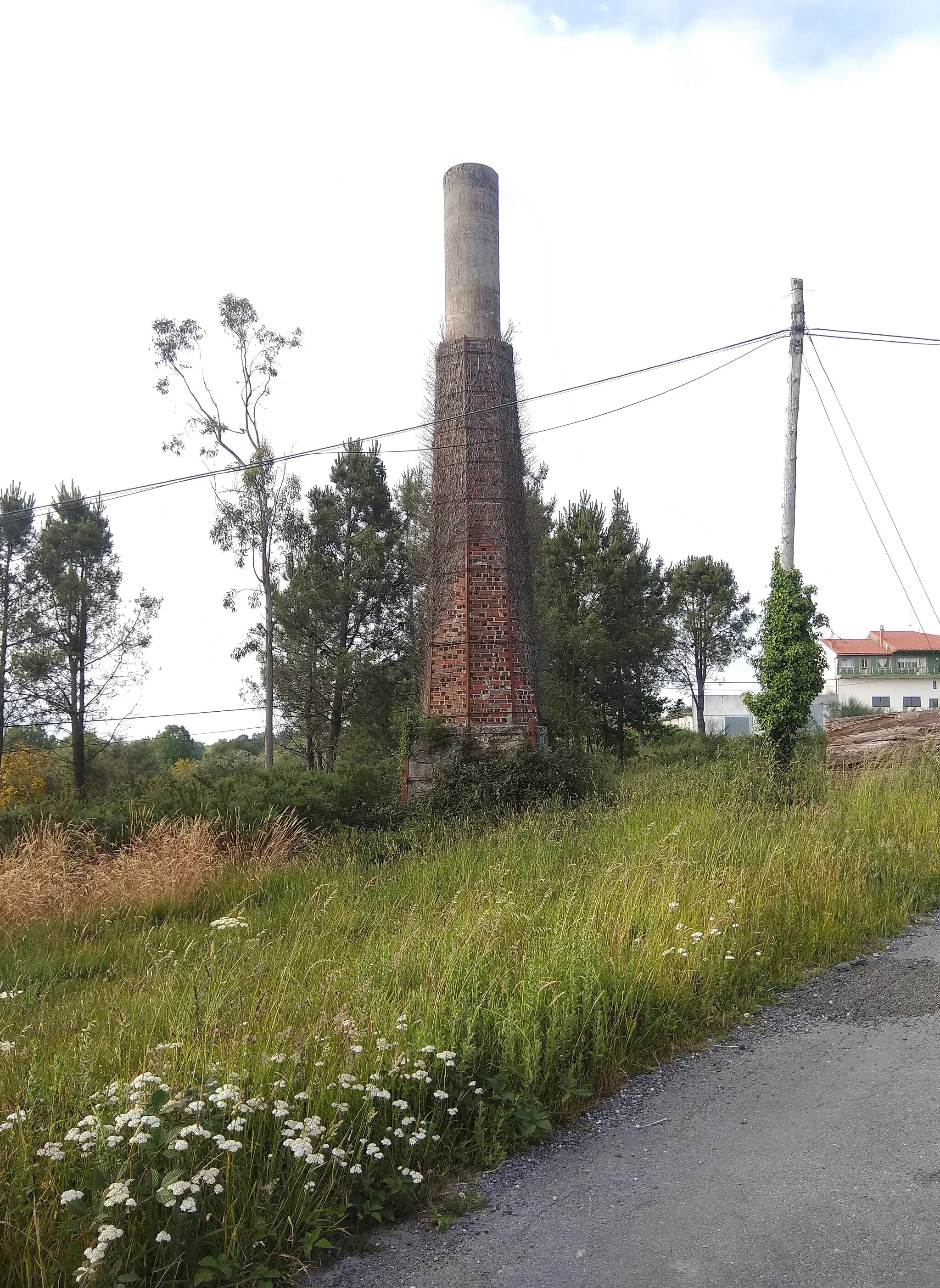 Photo showing: Antiga cheminea do forno da fábrica de arsénico e produtos químicos LLOFAR, Teixeiro, Curtis.