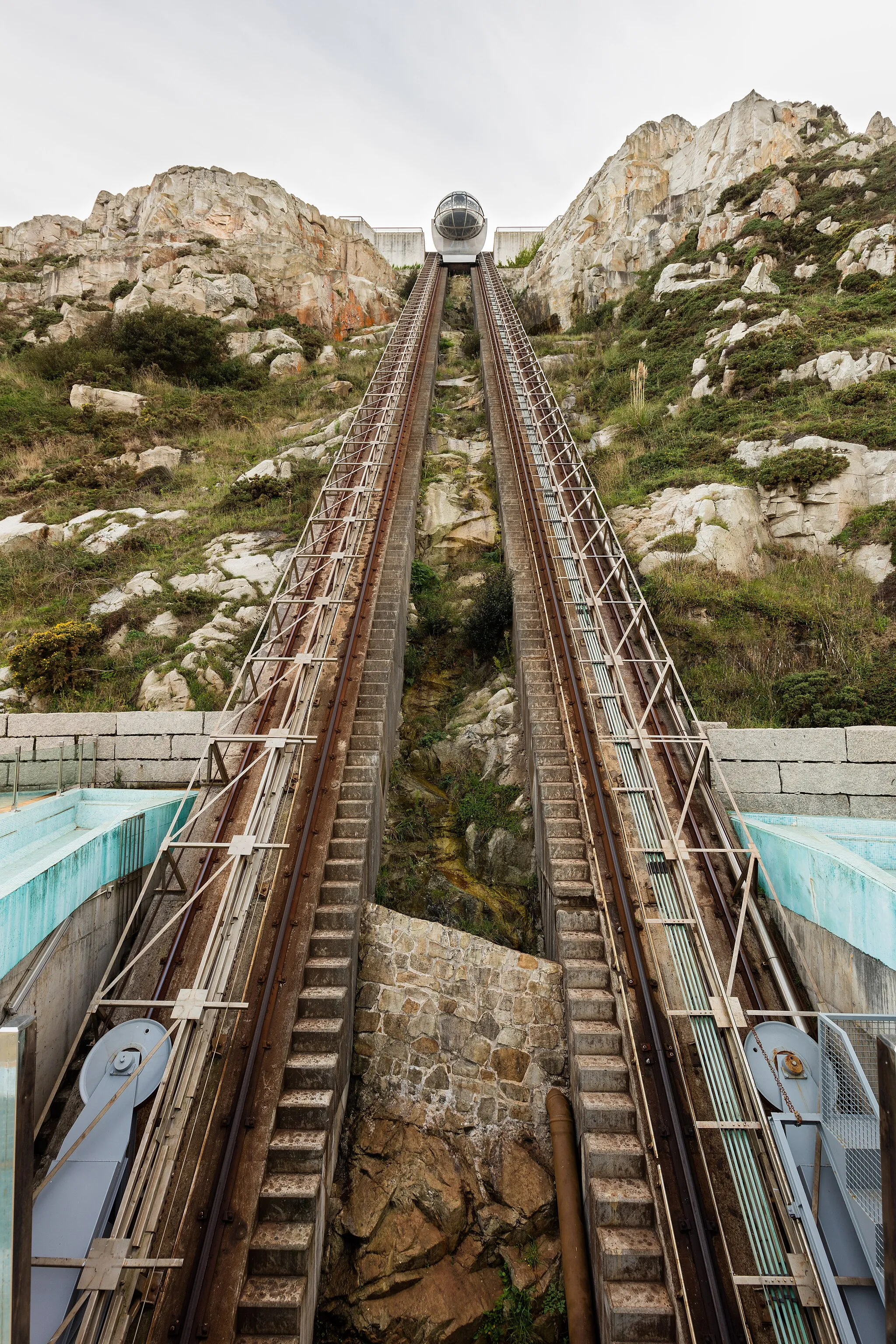 Photo showing: Panoramic lift to St Peter's Hill, La Coruña, Spain. Its track is 100 m long, and climbs 63 m. The lift has operated since 2007.