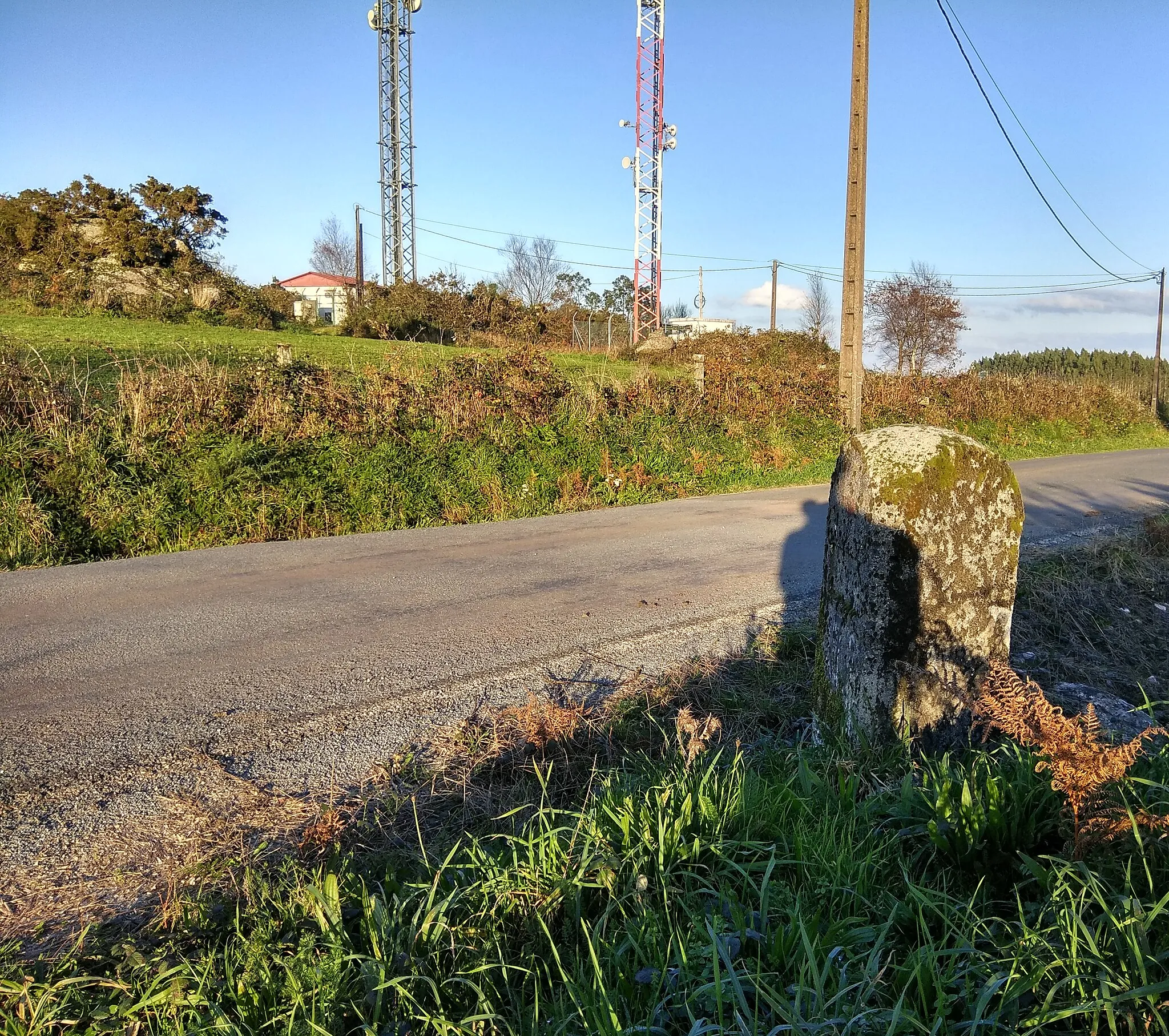 Photo showing: Baliza quilométrica no pk 7 da DP-3201, situada no monte Enxameado, Curtis, Galiza.