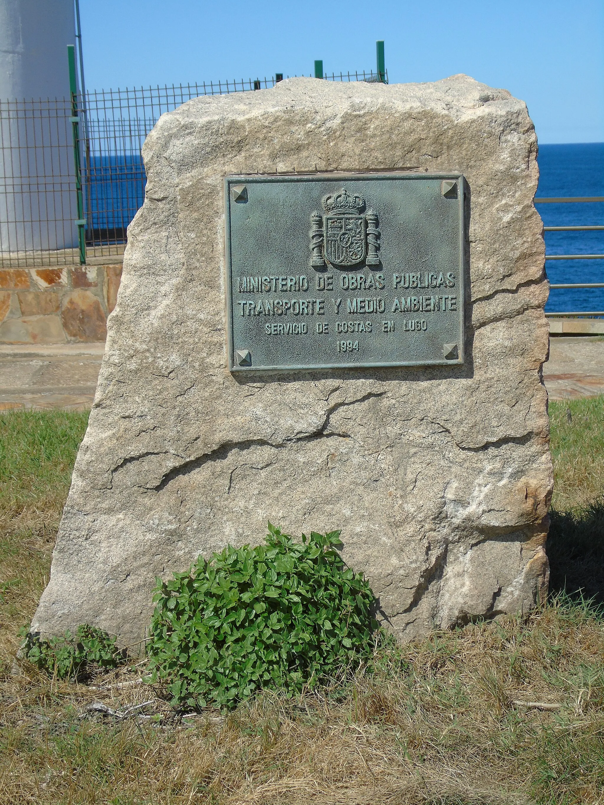 Photo showing: Monolito, al lado del Faro Punta A Atalaia, en San Cibrao, Municipio de Cervo (Lugo, Galicia, España).