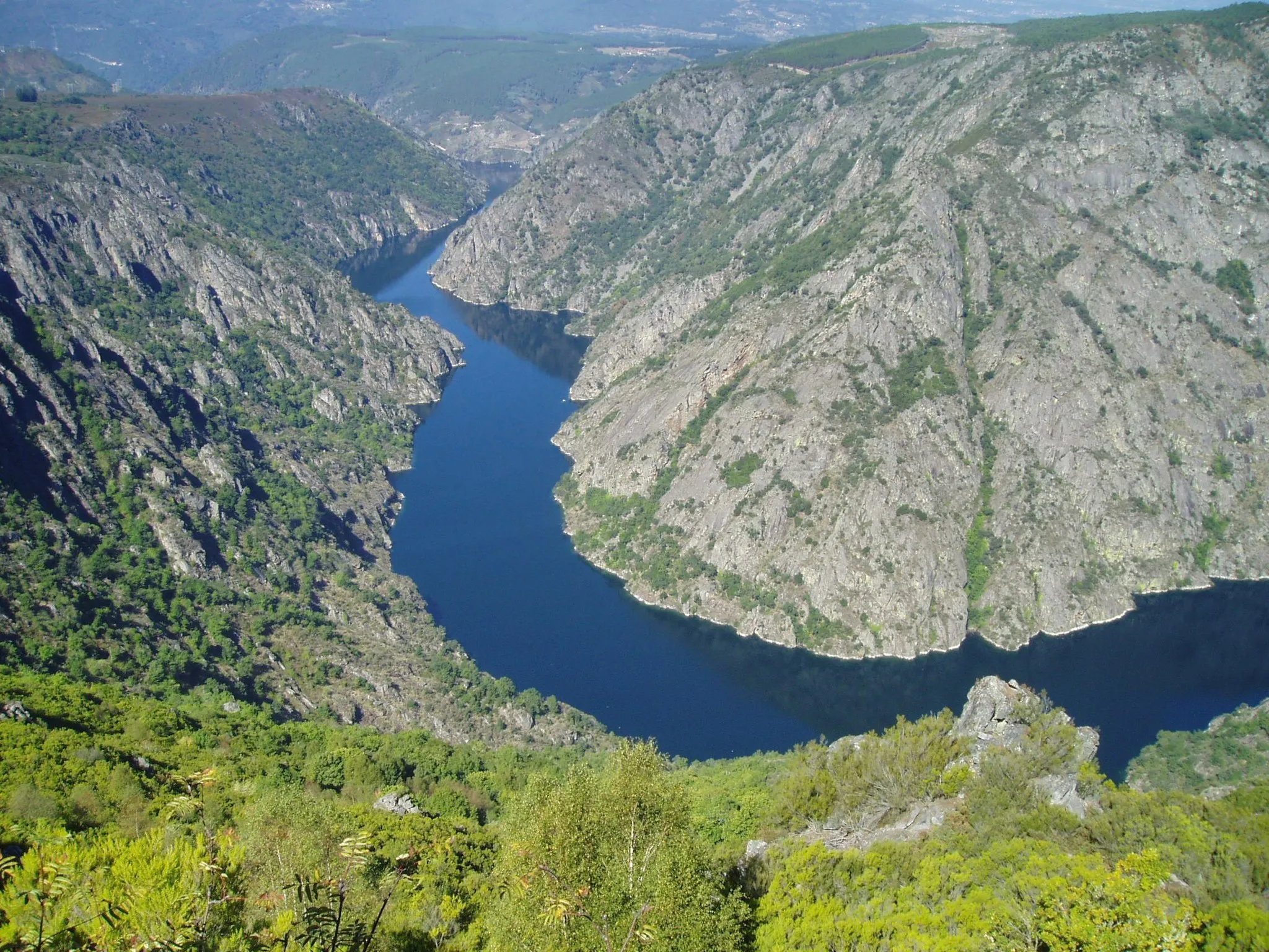 Photo showing: Vista aerea do canón do Sil. Unha banda do río pertence á provincia de Ourense a outra á de Lugo (concello de Sober). Foto traballada. Eliminados os cables. Potenciados algúns verdes para mellorar contraste. edistribuída a luz. Imaxe dende enriba dos canons do Sil.