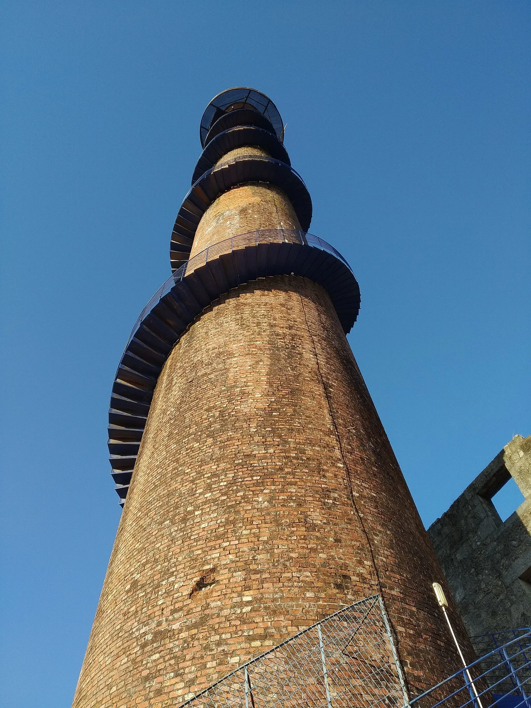 Photo showing: Chimenea da antiga azucreira de Portas, en funcionamento só entre 1900 e 1903. Marca o fin da Vía Verde do Salnés