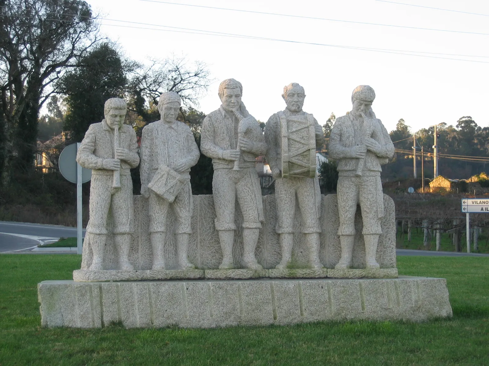 Photo showing: Banda de gaiteiros, grupo escultórico de Santiago Domíguez Besada na parroquia de Tremoedo (Vilanova de Arousa).