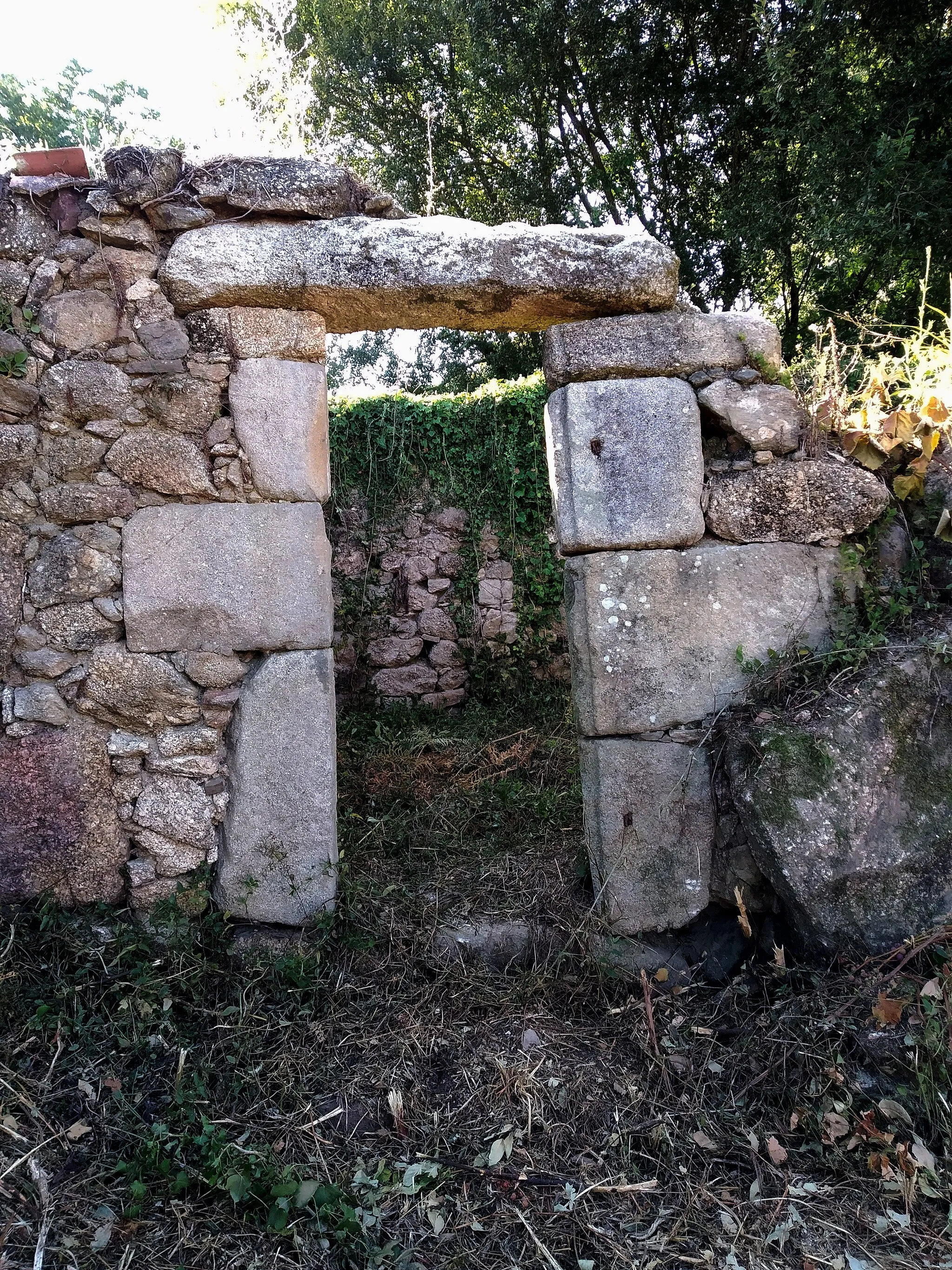 Photo showing: Casa en ruínas no lugar chamado O Cruceiro de Santiago, na parroquia de Godos (Caldas de Reis, Pontevedra)