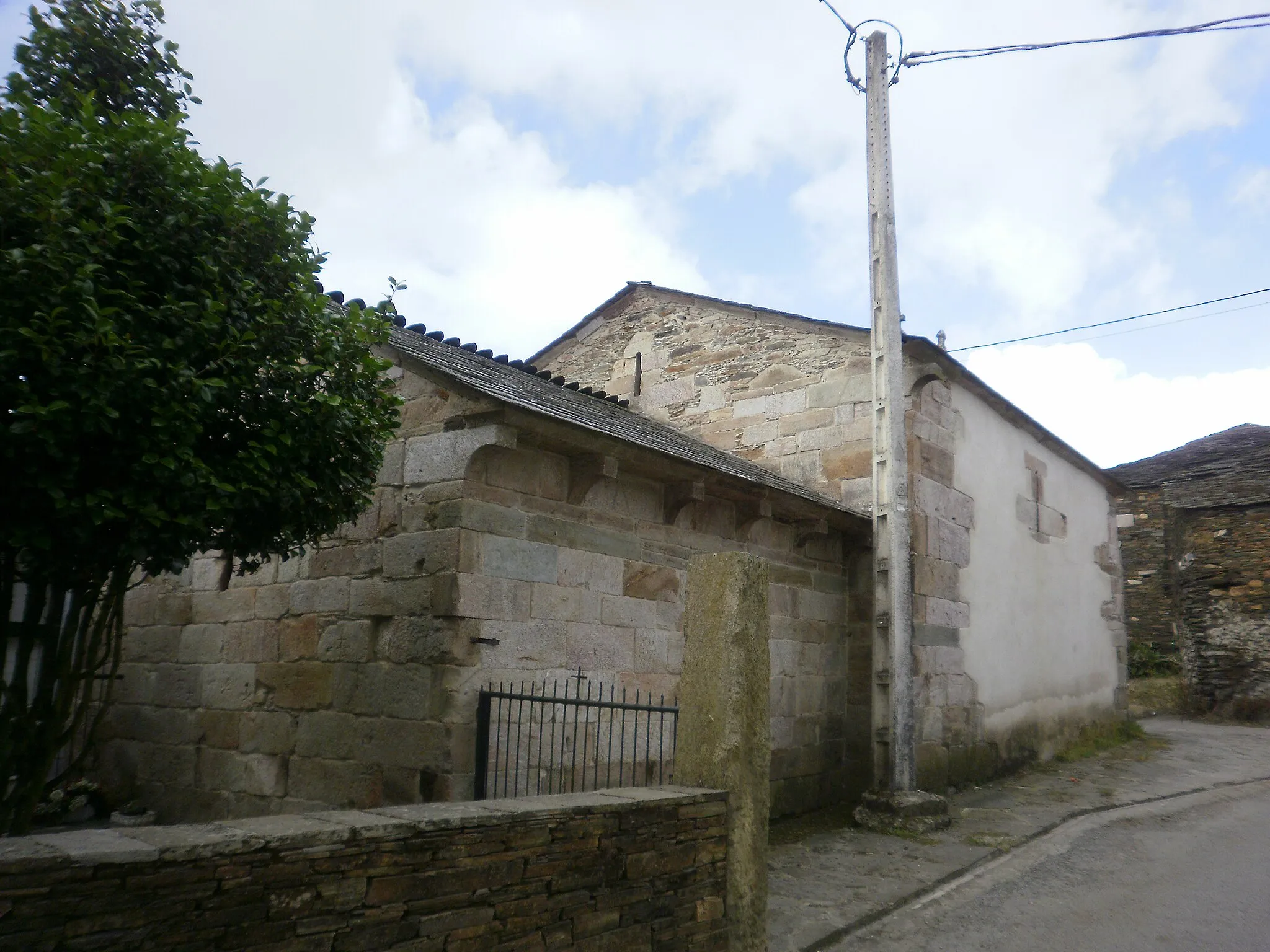 Photo showing: Sencilla construcción románica situada en el trazado del Camino de Santiago.

Tiene planta de nave única y ábside rectangular.