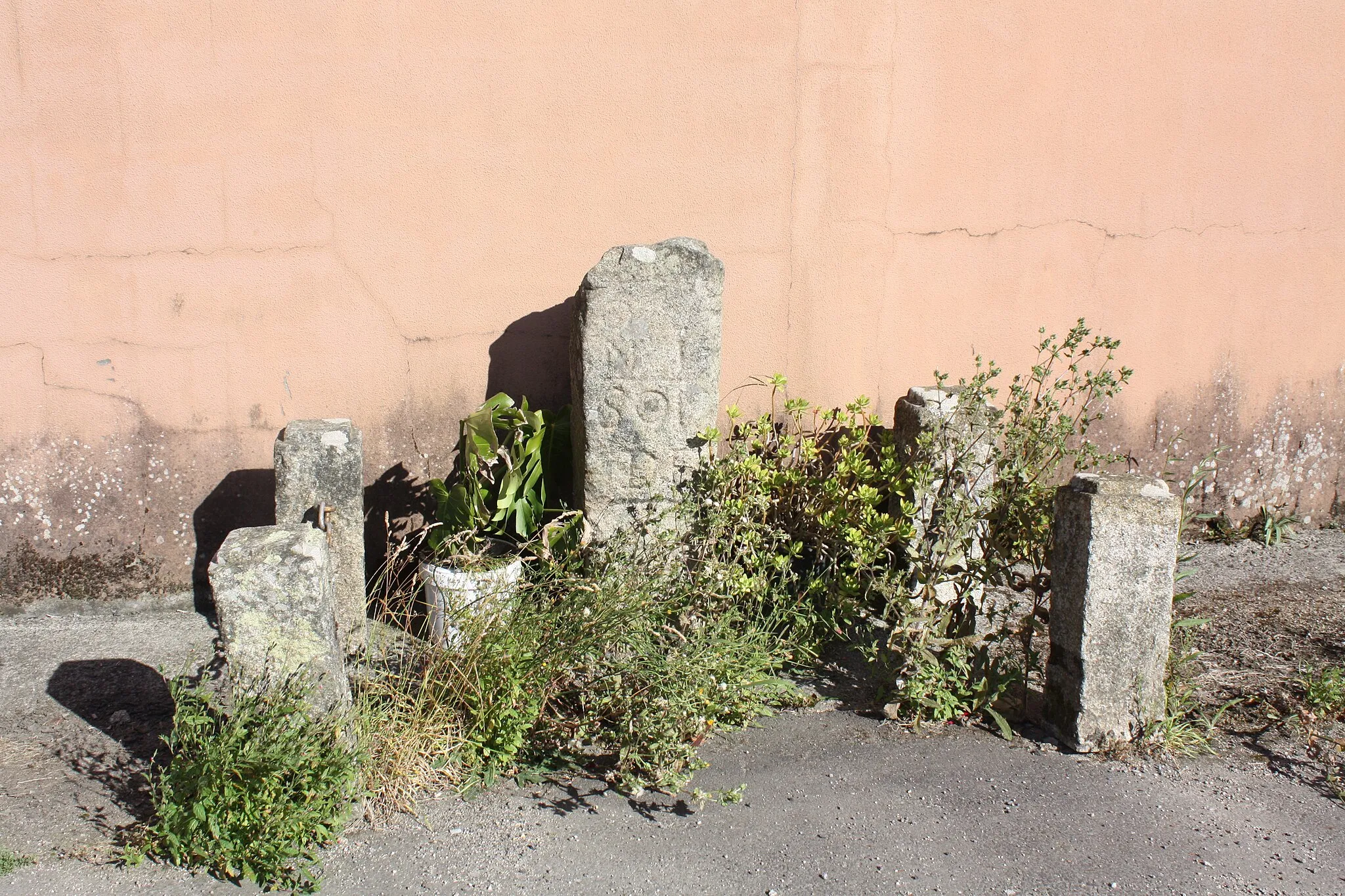 Photo showing: Marco que indica o linde entre as parroquias de Santa Mariña de Cambados e a de Vilariño (Cambados, Pontevedra)