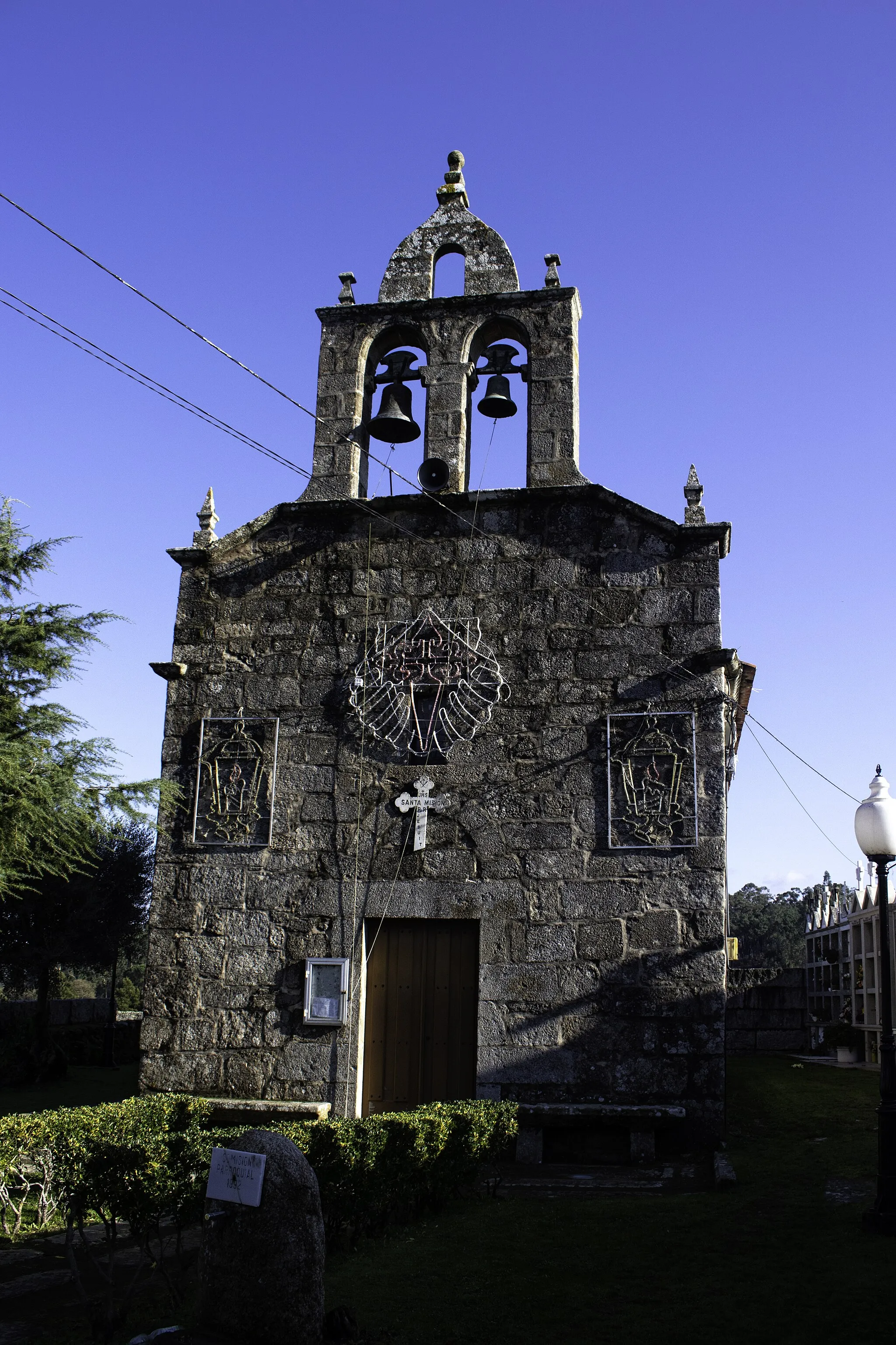 Photo showing: Igrexa de San Fins de Lois, no concello pontevedrés de Ribadumia.