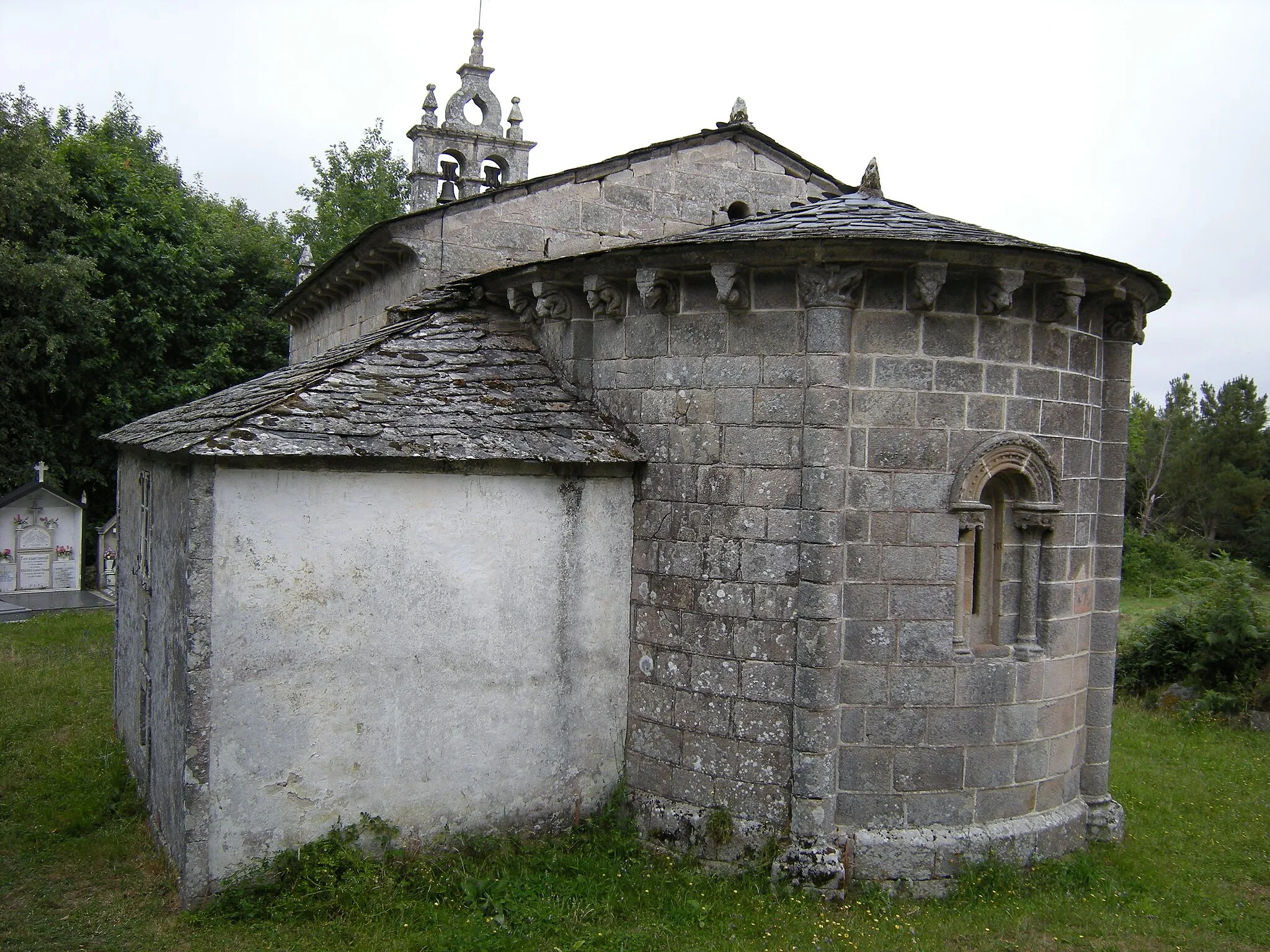 Photo showing: Construida a finales del siglo XII, tiene planta de nave única y ábside semicircular.

Presenta principalmente en sus dos portadas, claras influencias con la catedral lucense.