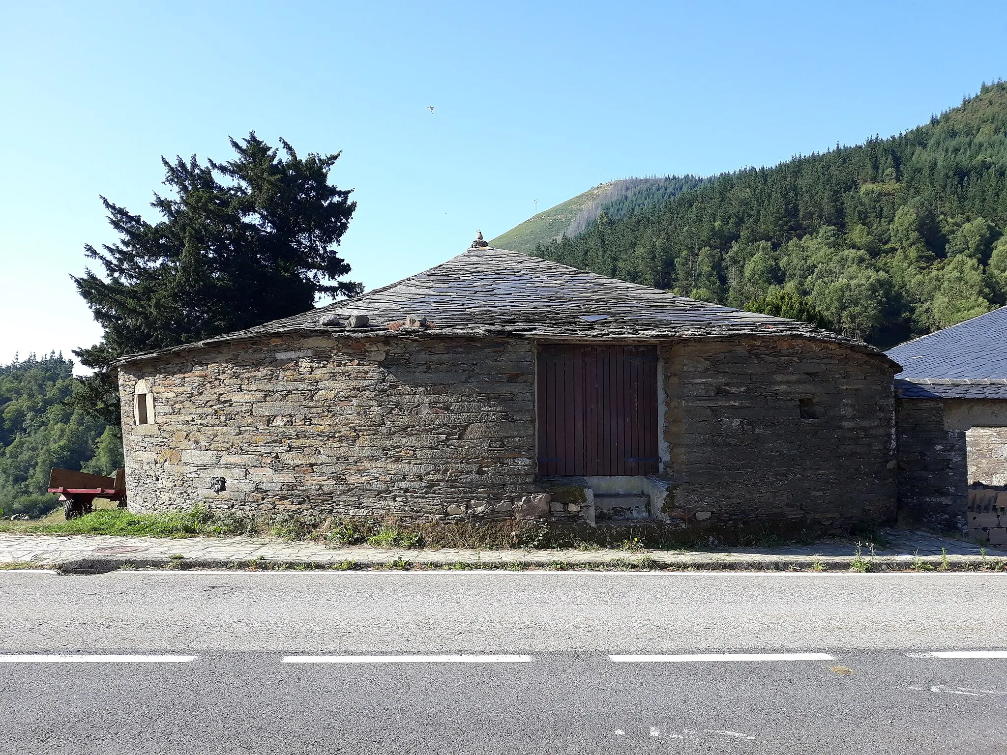 Photo showing: Paradavella, on the Primitive Way of Saint James in the province of Lugo, Galicia, Spain.