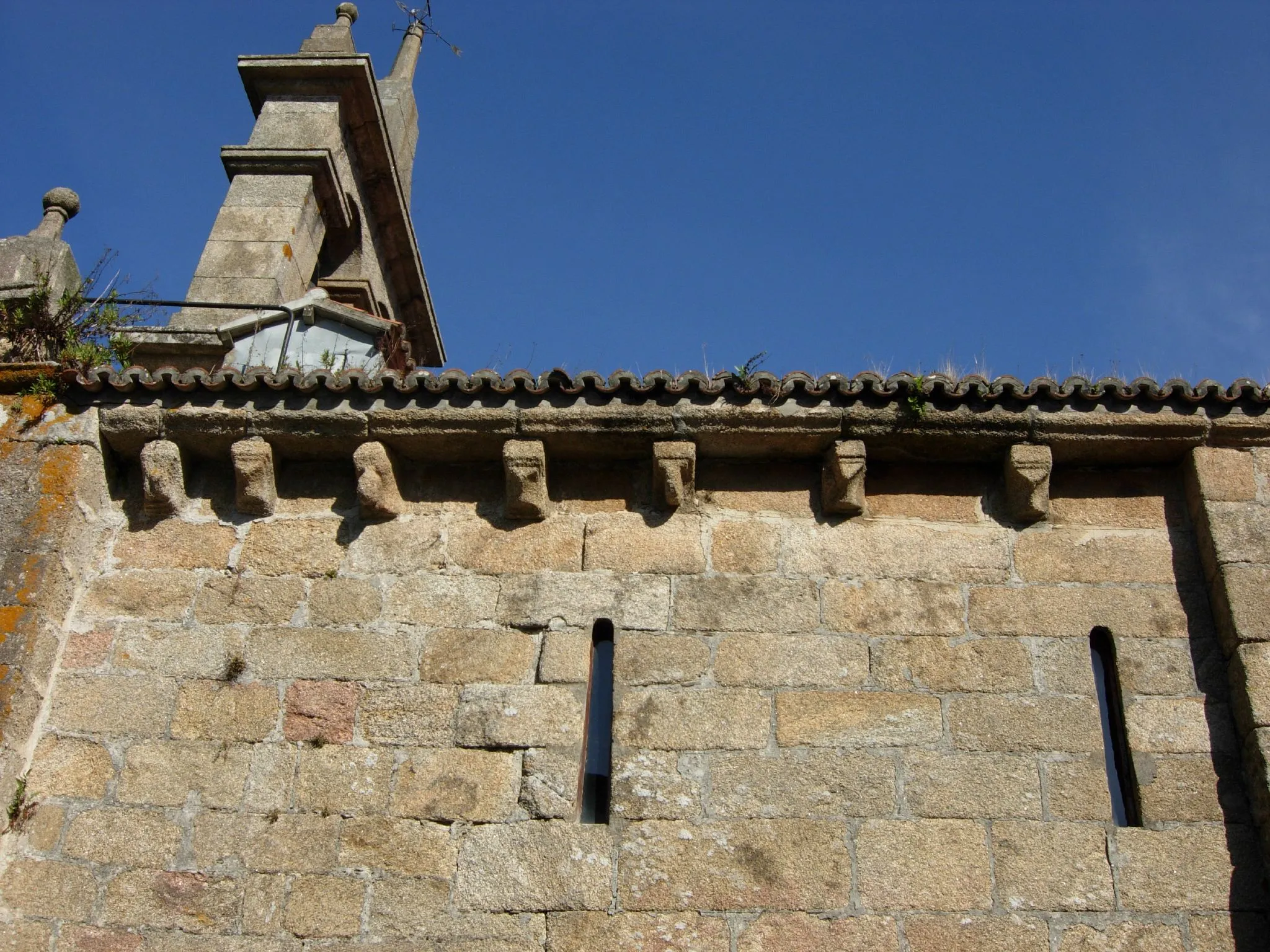 Photo showing: Canecillos y ventanas saeteras en el muro sur.