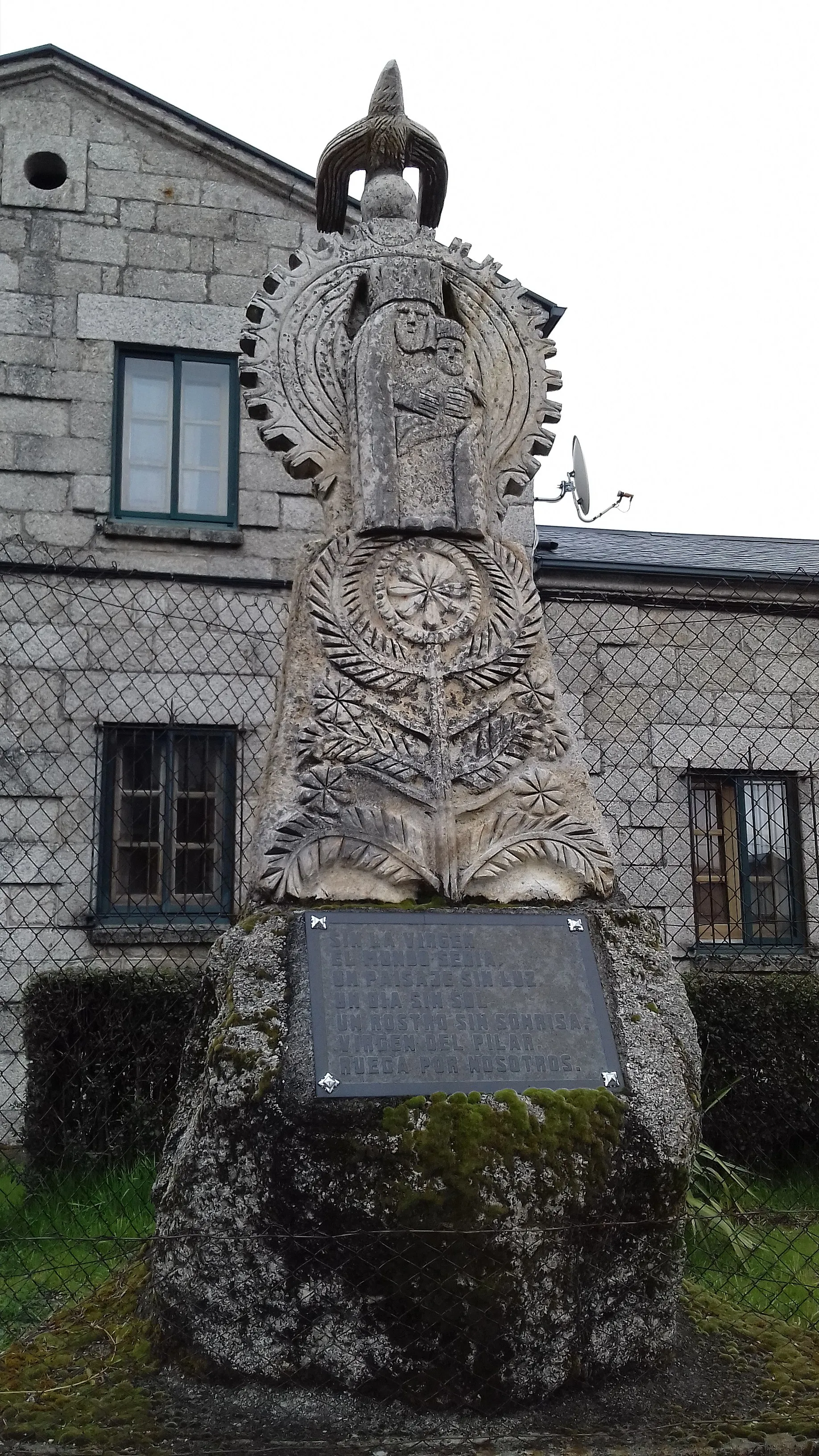 Photo showing: Escultura da Virxe do Pilar na casa cuartel da Veiga