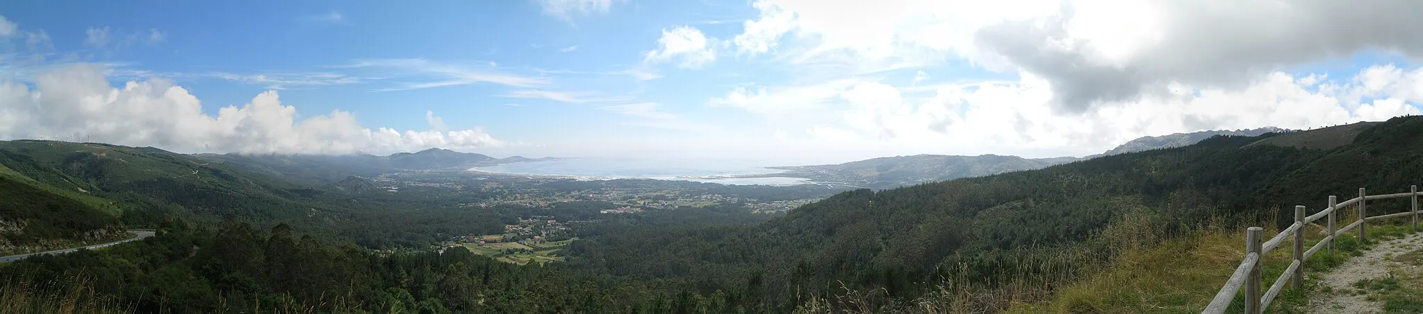 Photo showing: View from the viewpoint of Louredo (in Galicia, Spain), with the beach of Carnota in the background.
