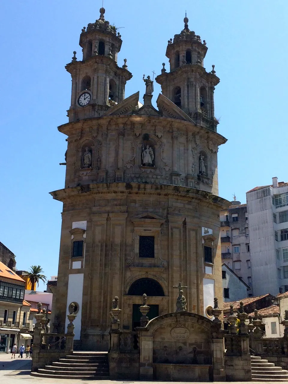 Photo showing: Pontevedra - La Iglesia de la Peregrina es de estilo neoclásico mezclado con elementos barrocos y del rococó, es uno de los símbolos de la ciudad de Pontevedra.
Esta obra fue construida entre los años 1778 y 1782. La característica más llamativa del templo es su aspecto circular que adopta la forma de una vieira.