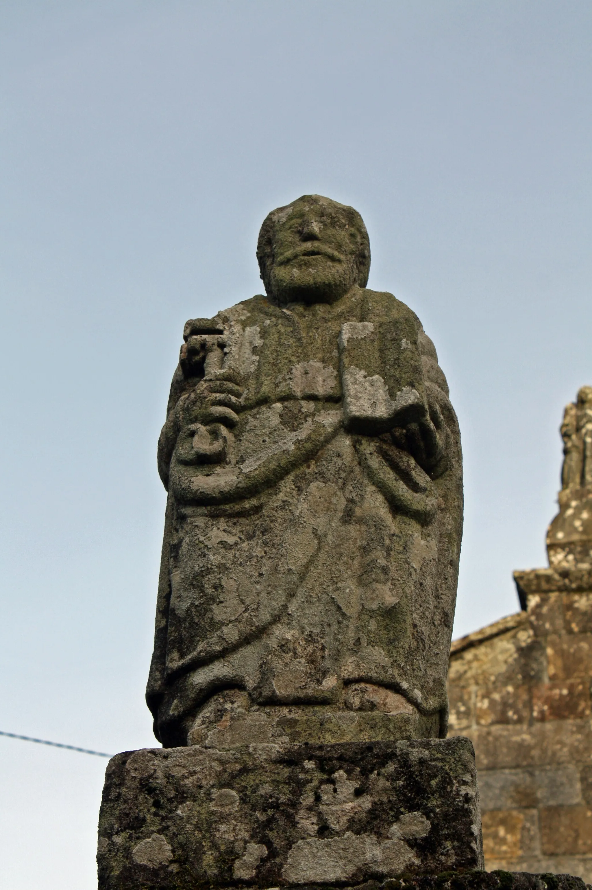 Photo showing: Estatua de San Pedro que, xunto a San Paulo, flanquean a entrada ó adro da igrexa de Santa María de Portas (no concello de Portas, Pontevedra)