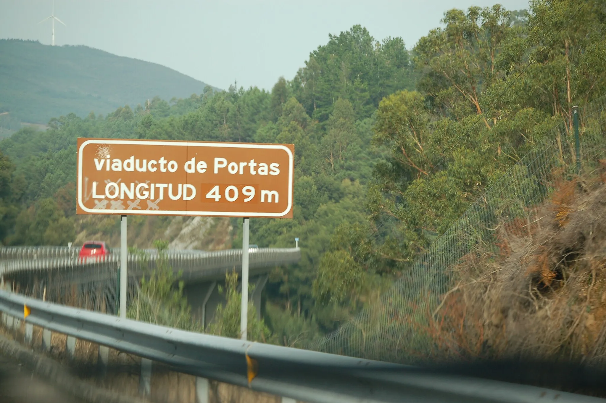 Photo showing: Cartel na AP-9 co texto "viaducto de Portas" "LONGITUD 409 m" (sic)