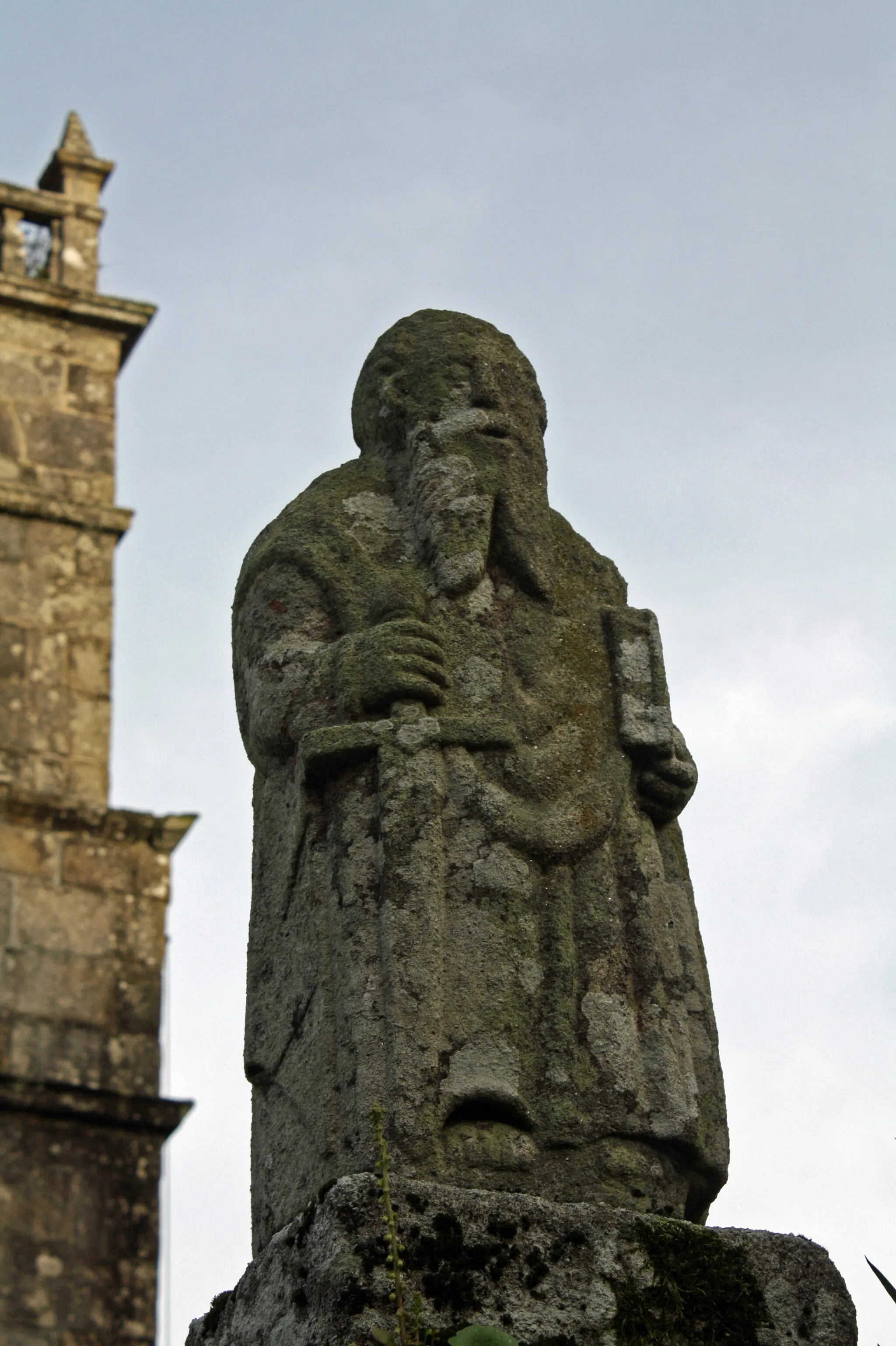 Photo showing: Estatua de San Paulo que, xunto a San Pedro, flanquean a entrada ó adro da igrexa de Santa María de Portas (no concello de Portas, Pontevedra)