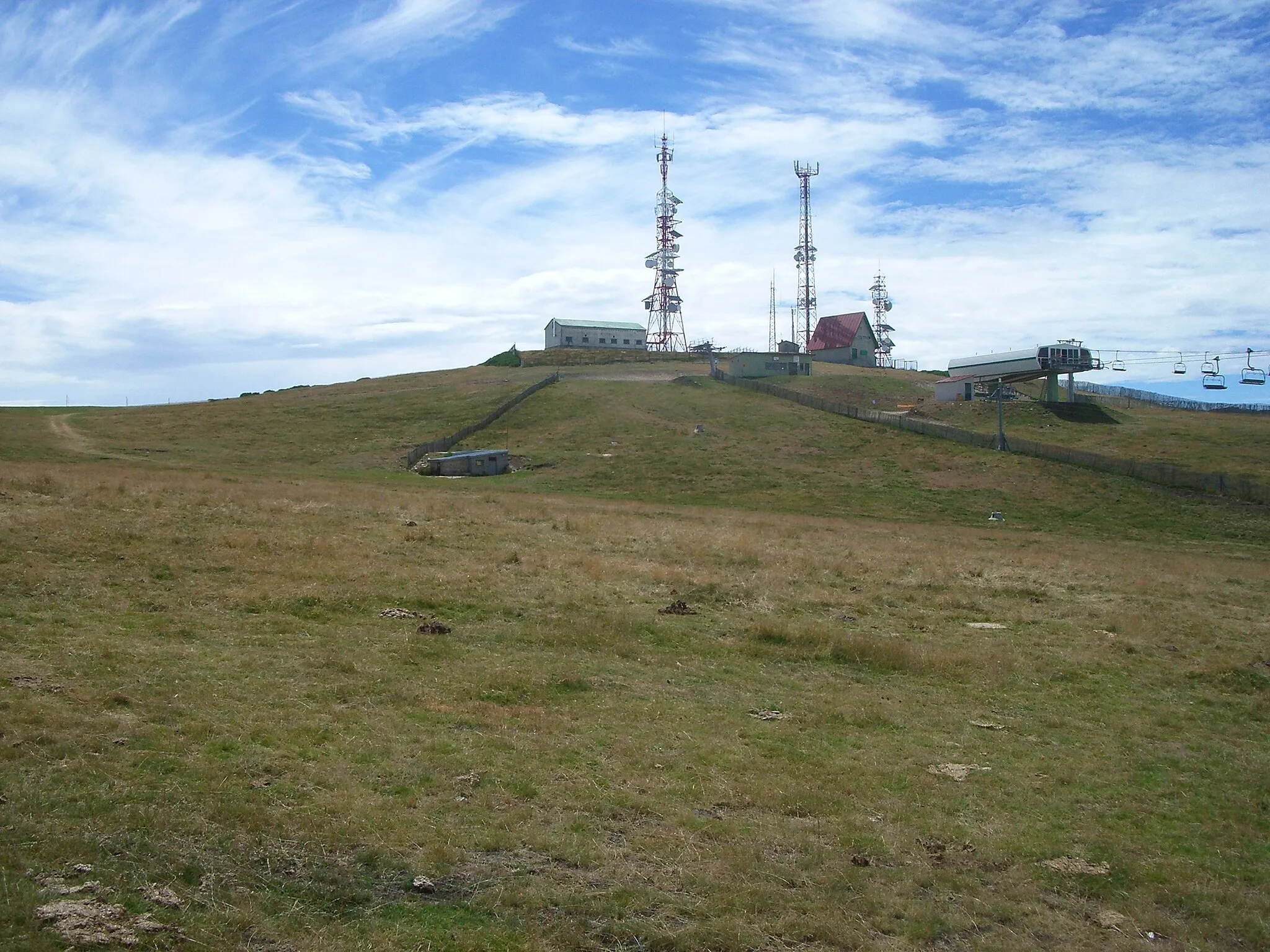 Photo showing: View of the source of river San Lázaro (channeled at the hut on left of the picture) next to the summit of Cabeza de Manzaneda.