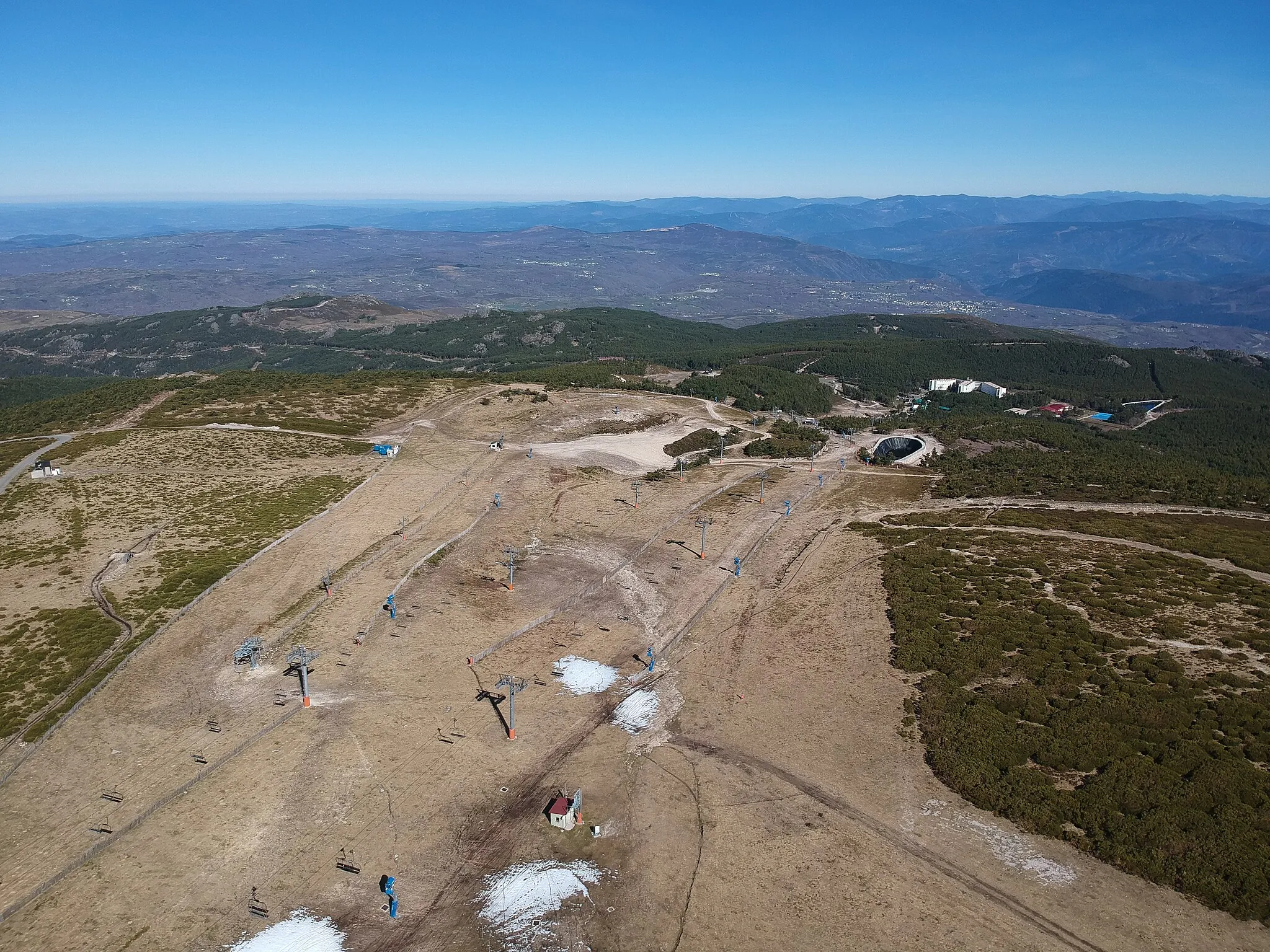 Photo showing: Aerial photograph of Manzaneda ski resort Spain