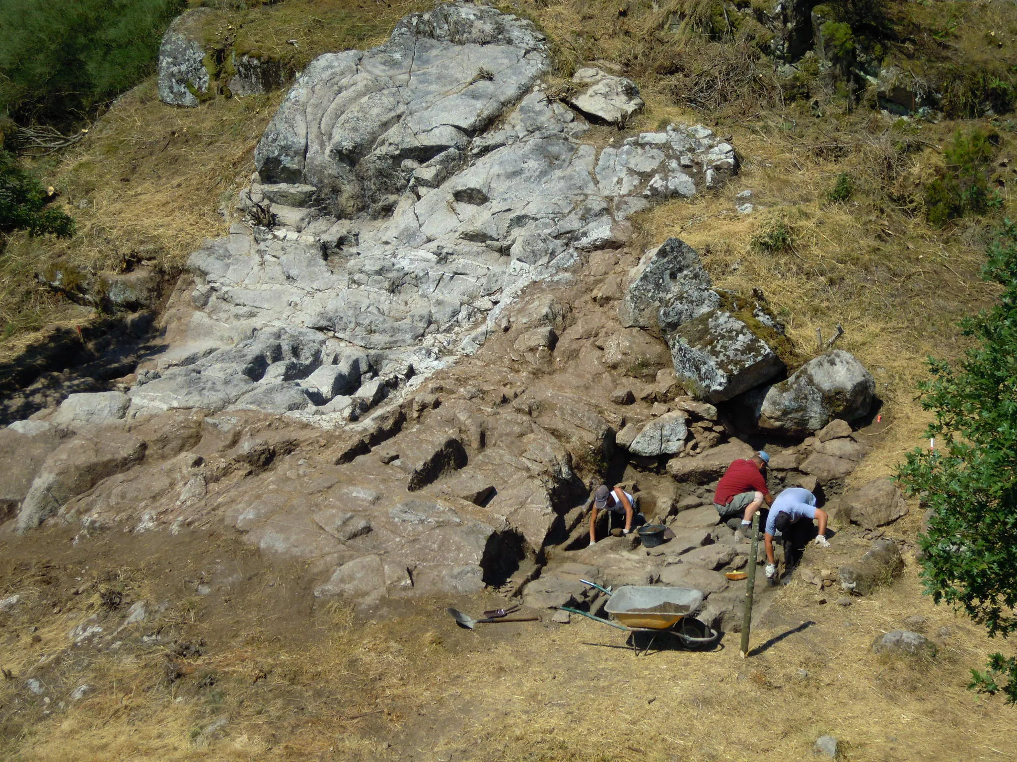 Photo showing: General view from San Victor de Barxacova necropolis (Parada de Sil, Galicia, Spain) while the excavation process.