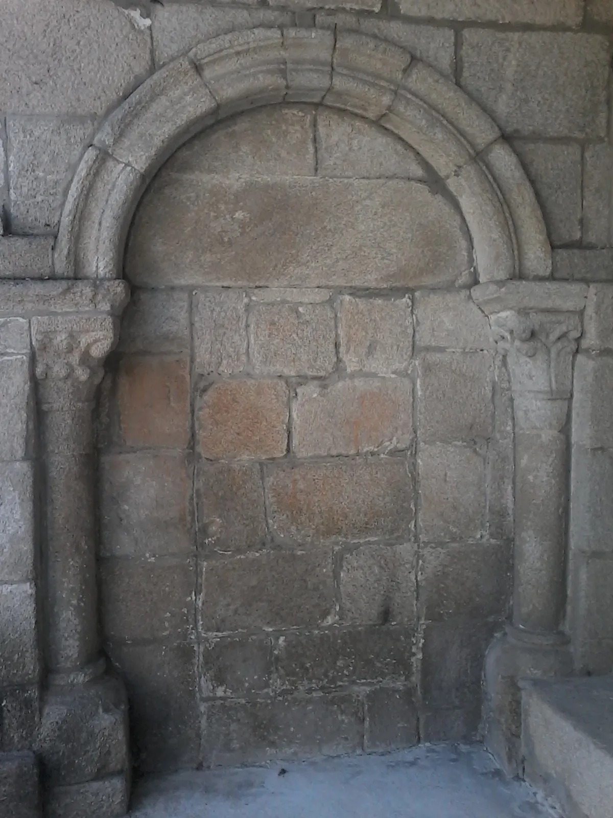 Photo showing: Porta lateral tapiada na igrexa de San Tomé de Monteagudo no concello coruñés de Arteixo.